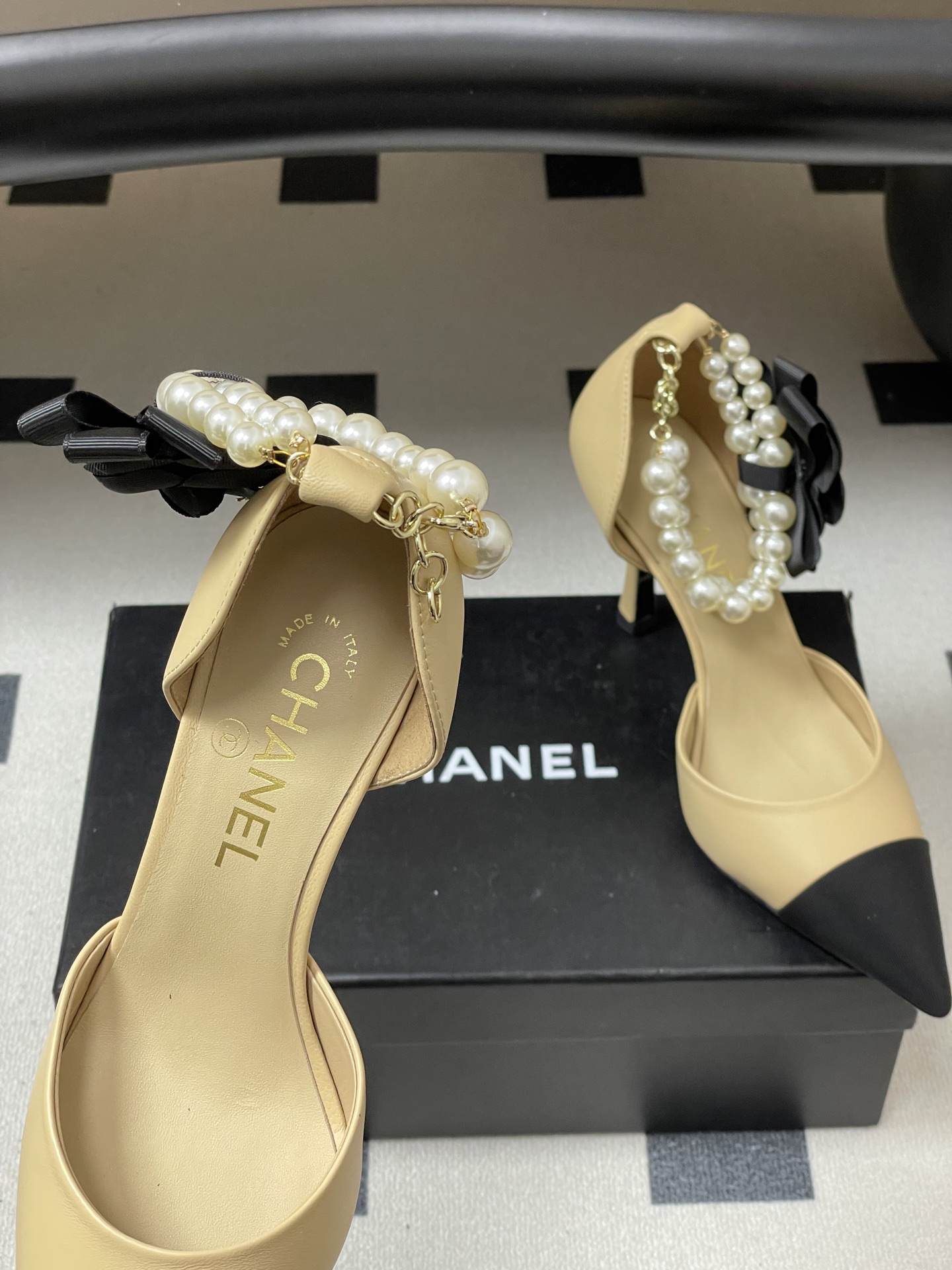 -2026春夏新款 Chanel小香26C 尖头脚环大珍珠凉鞋双C扣山茶花平底玛丽珍经典双拼色中空高跟鞋