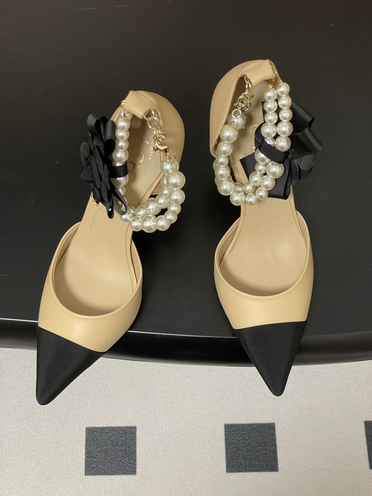 -2026春夏新款 Chanel小香26C 尖头脚环大珍珠凉鞋双C扣山茶花平底玛丽珍经典双拼色中空高跟鞋