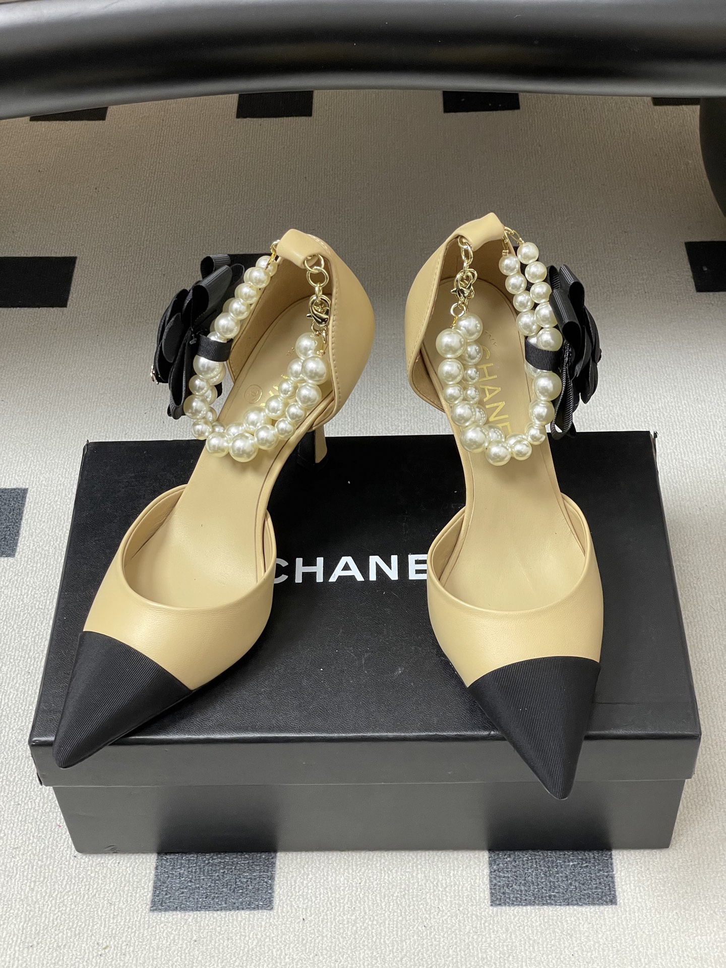 -2026春夏新款 Chanel小香26C 尖头脚环大珍珠凉鞋双C扣山茶花平底玛丽珍经典双拼色中空高跟鞋