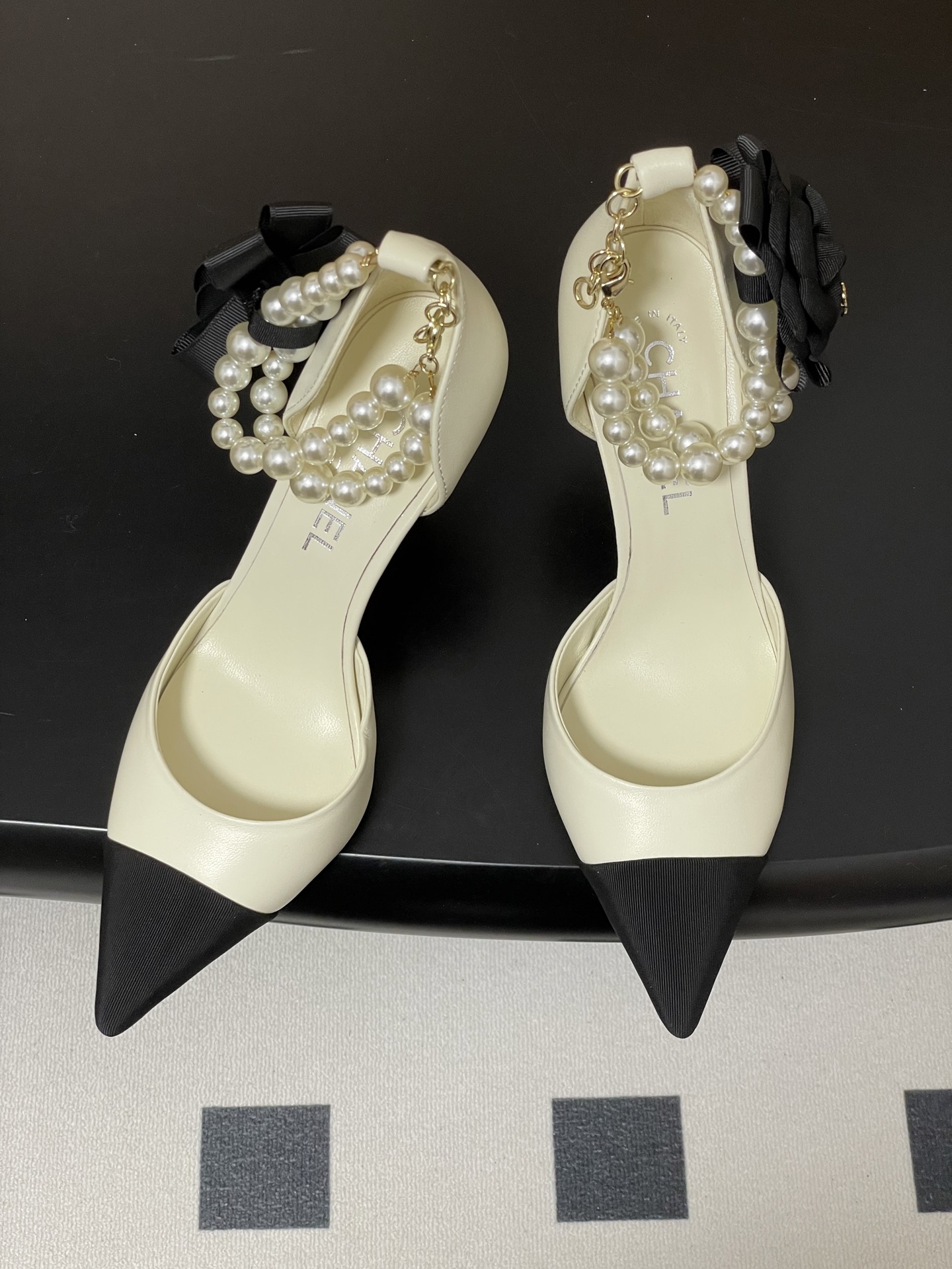 -2026春夏新款 Chanel小香26C 尖头脚环大珍珠凉鞋双C扣山茶花平底玛丽珍经典双拼色中空高跟鞋