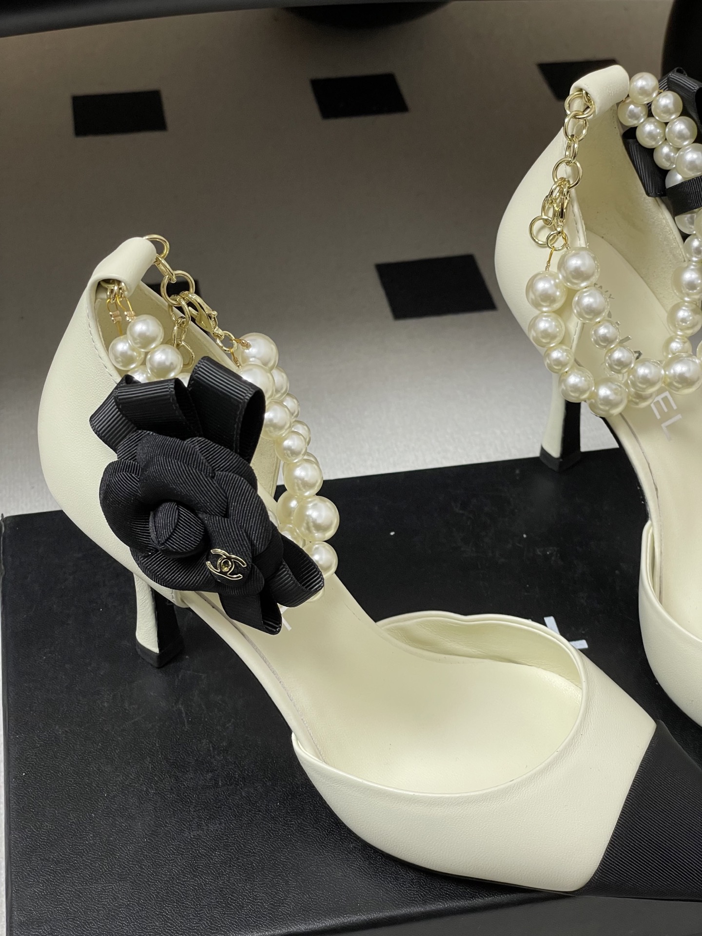 -2026春夏新款 Chanel小香26C 尖头脚环大珍珠凉鞋双C扣山茶花平底玛丽珍经典双拼色中空高跟鞋