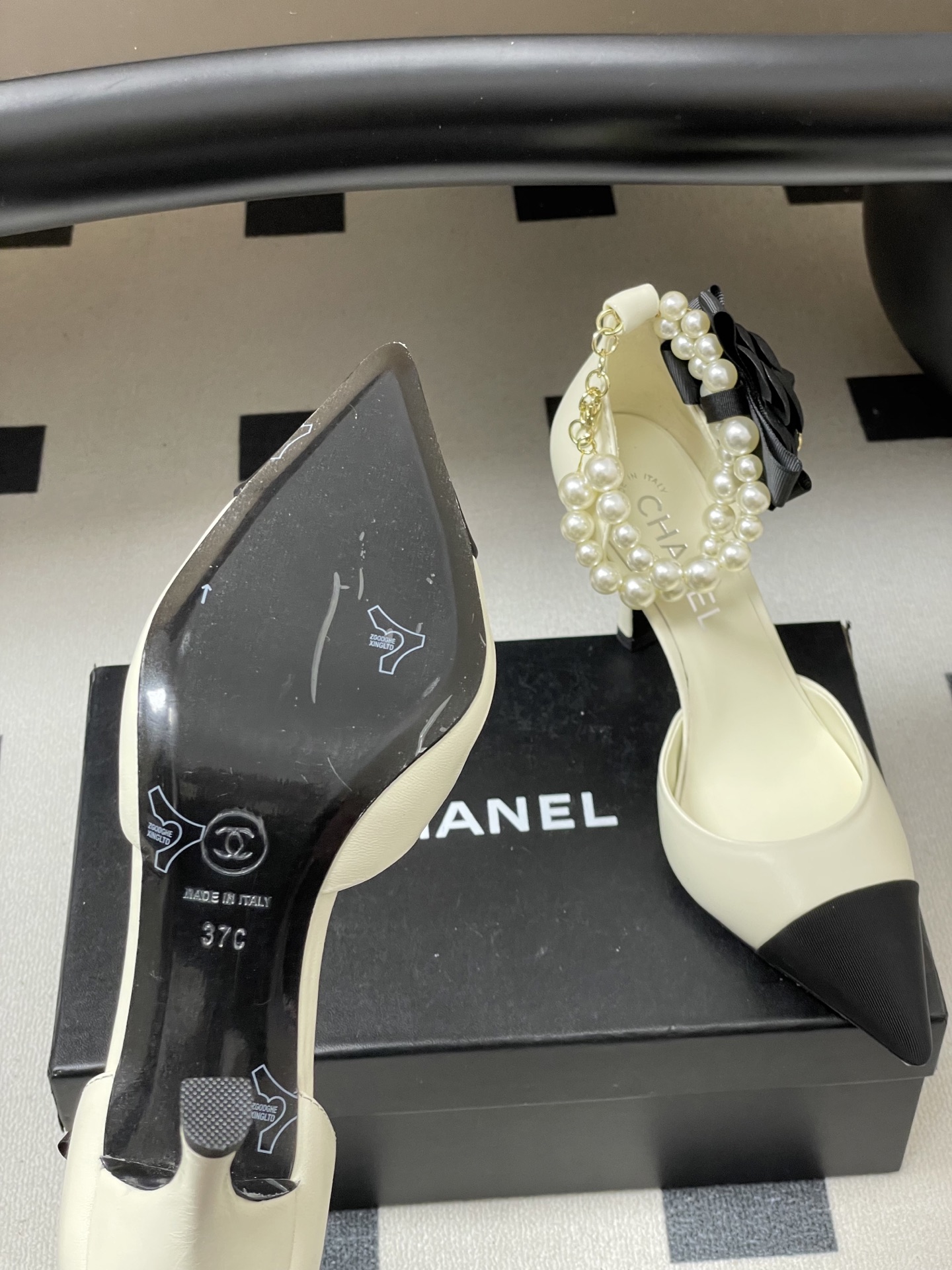 -2026春夏新款 Chanel小香26C 尖头脚环大珍珠凉鞋双C扣山茶花平底玛丽珍经典双拼色中空高跟鞋