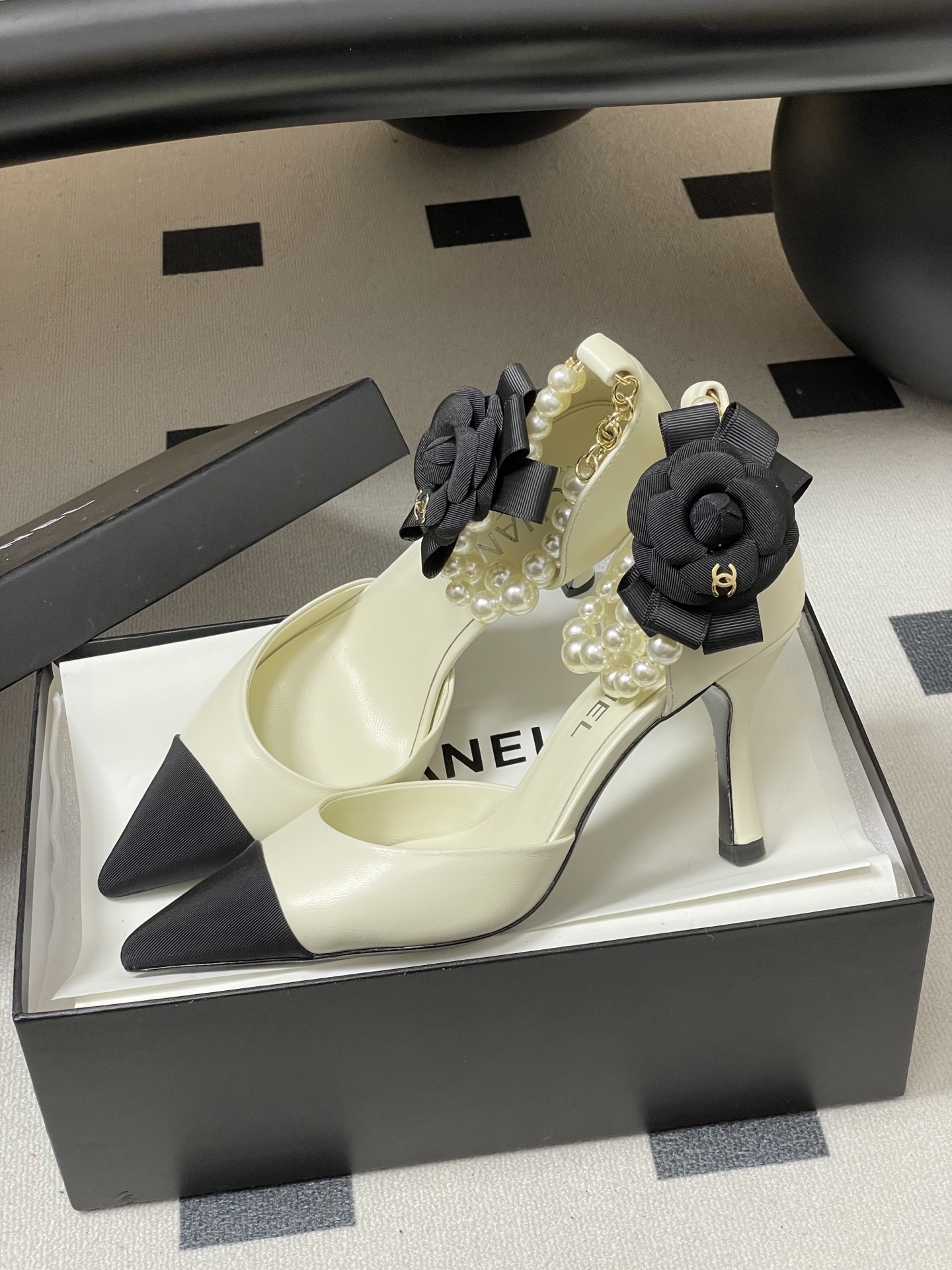 -2026春夏新款 Chanel小香26C 尖头脚环大珍珠凉鞋双C扣山茶花平底玛丽珍经典双拼色中空高跟鞋