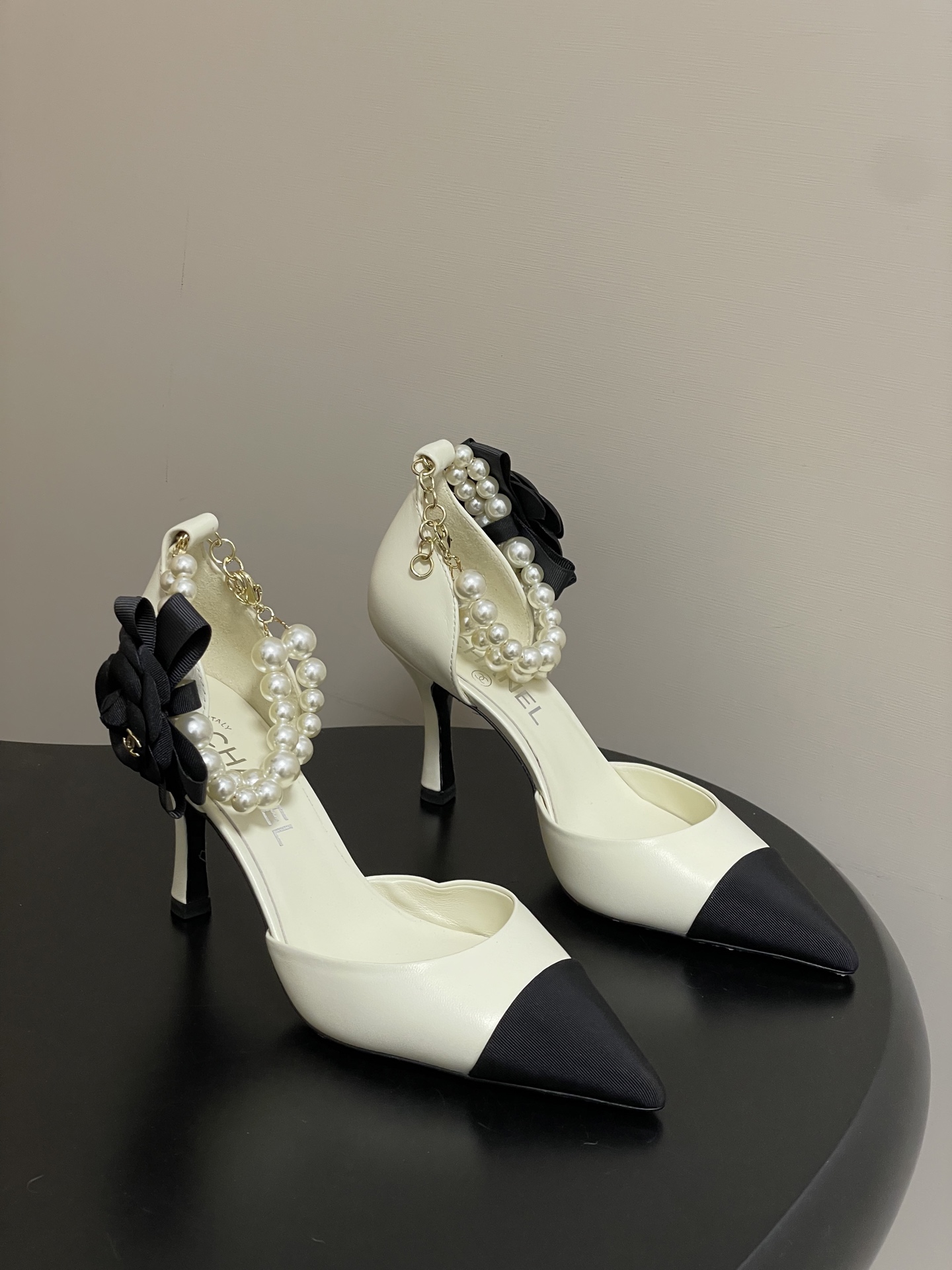 -2026春夏新款 Chanel小香26C 尖头脚环大珍珠凉鞋双C扣山茶花平底玛丽珍经典双拼色中空高跟鞋