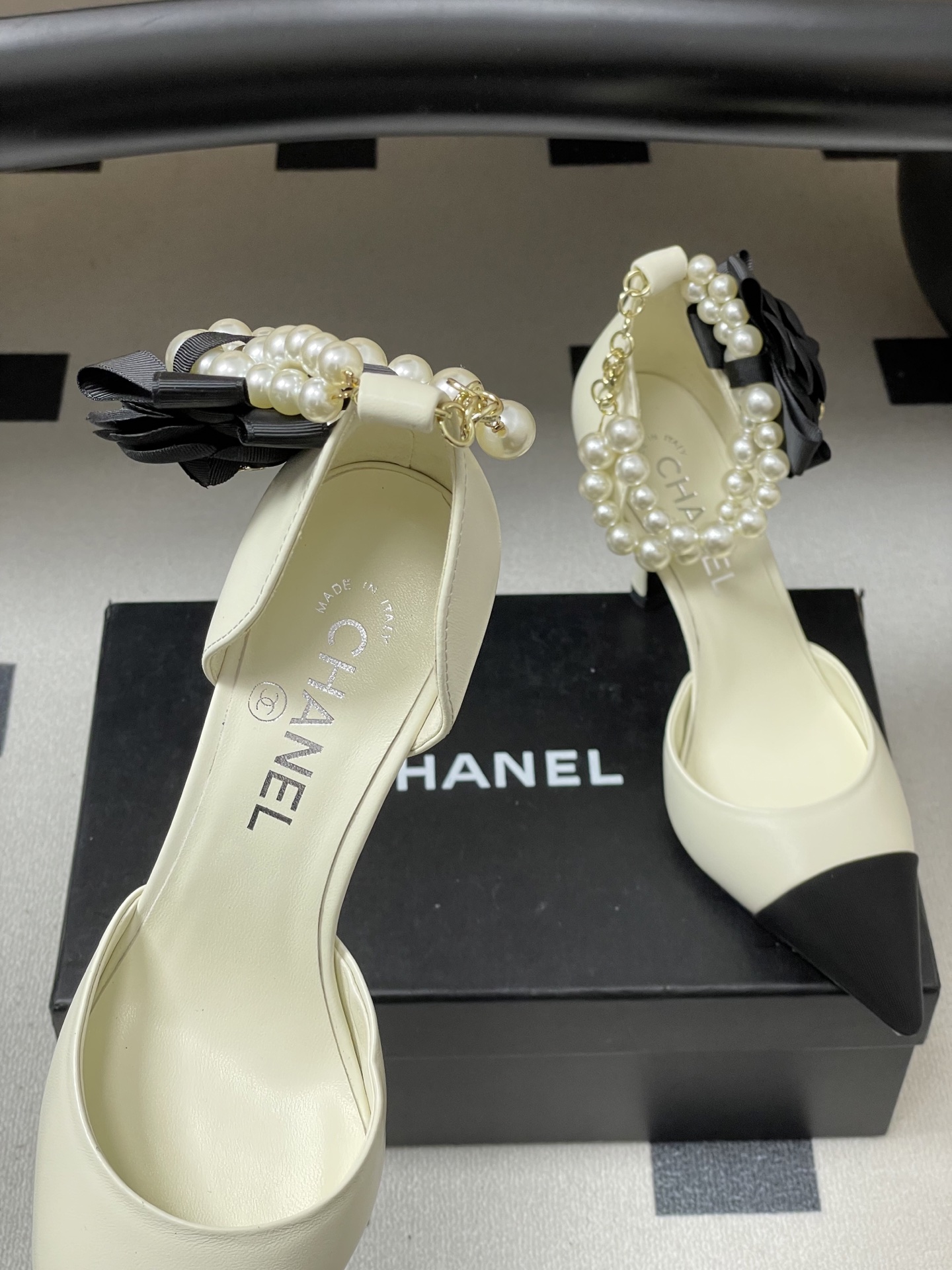 -2026春夏新款 Chanel小香26C 尖头脚环大珍珠凉鞋双C扣山茶花平底玛丽珍经典双拼色中空高跟鞋