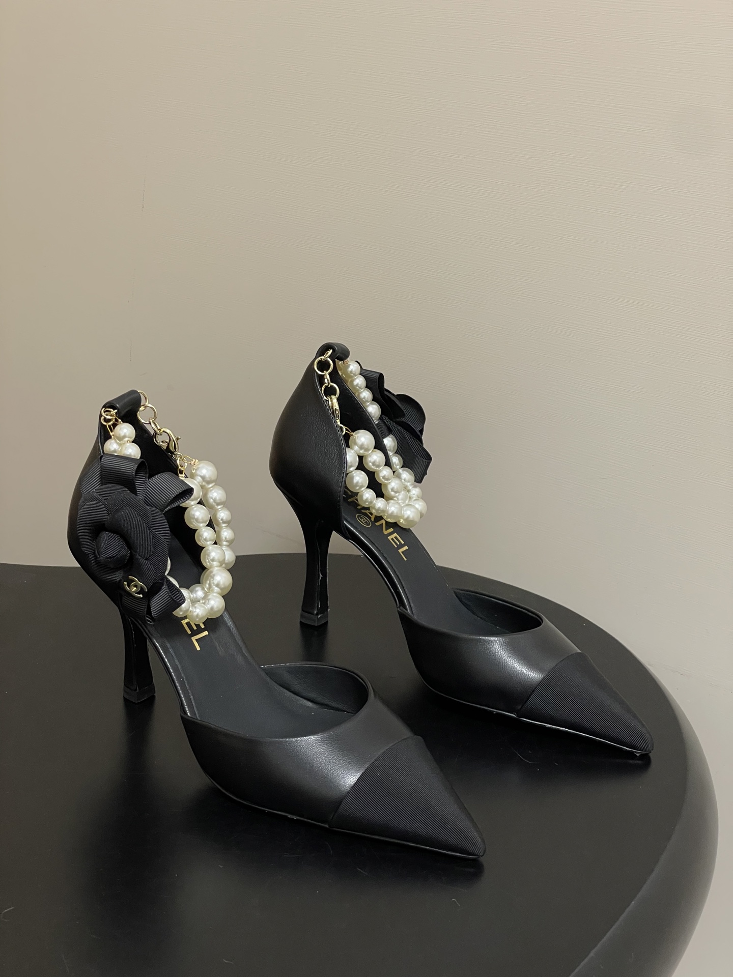 NO:628118,- 2026 Spring and Summer New Style Chanel Xiaoxiang 26C Pointed Toe Anklet Large Pearl Sandals Double C Buckle Camellia Flat Bottom Mary Jane Classic Double Color Blocking Hollow High Heels Stiletto Shoes This sandal opens the spring and summer with neat tailoring, and the color matching design collides with fresh inspiration. The hollow version allows the skin to embrace the breeze freely, and every step has a light rhythm.  .The wide anklet between the ankles is the finishing touch, and the large pearl string trembles with each step, continuing the original intention of small fragrant pearls becoming a feminine element, breaking the boundary between luxury and daily life, so that delicacy does not need to be exaggerated. The pointed design cleverly extends the leg lines, visually elongates the proportion, and easily creates a sense of 'long legs'!  Lambskin upper, sheepskin lining, Italian genuine leather outsole, size 35-39 (40.41 custom-made, non-returnable), high heels and sandals, chanel, sandals, mary jane, high heels, sheepskin, Leather soles19860909- 2026春夏新款 Chanel小香26C 尖头脚环大珍珠凉鞋双C扣山茶花平底玛丽珍经典双拼色中空高跟鞋细跟单鞋 这款凉鞋以利落剪裁开启春夏序章,拼色设计碰撞出鲜活灵感,中空版型让肌肤与微风自在相拥,每一步都踩着轻盈韵律 .脚踝间的宽幅脚环是点睛之笔,硕大珍珠串饰随步履轻颤,延续着小香珍珠成为柔美元素的初心,打破华贵与日常的边界 让精致无需浮夸. 尖头设计巧妙延伸腿部线条 视觉上拉长比例 轻松打造“大长腿”既视感！ 鞋面小羊皮 内里垫脚羊皮 鞋底意大利真皮大底 码数35-39（40.41定做不退换）,高跟鞋凉鞋,chanel,sandals,mary jane,high heels,sheepskin,Leather soles,Women's Shoes