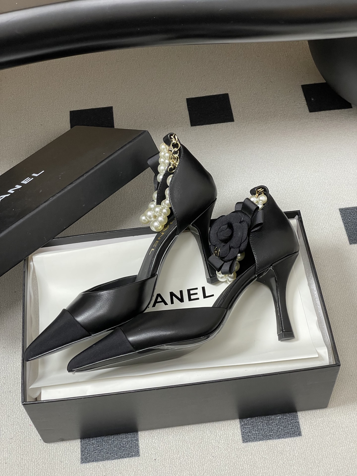 -2026春夏新款 Chanel小香26C 尖头脚环大珍珠凉鞋双C扣山茶花平底玛丽珍经典双拼色中空高跟鞋