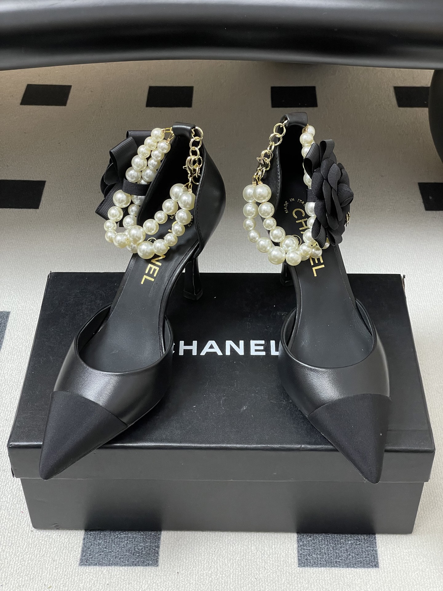 -2026春夏新款 Chanel小香26C 尖头脚环大珍珠凉鞋双C扣山茶花平底玛丽珍经典双拼色中空高跟鞋