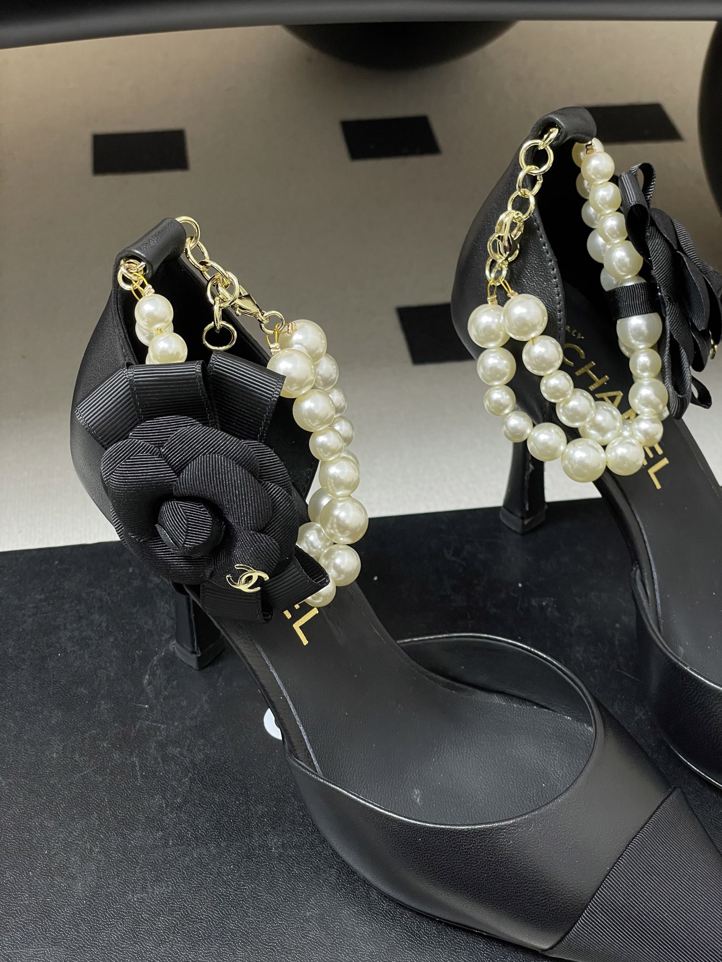 -2026春夏新款 Chanel小香26C 尖头脚环大珍珠凉鞋双C扣山茶花平底玛丽珍经典双拼色中空高跟鞋