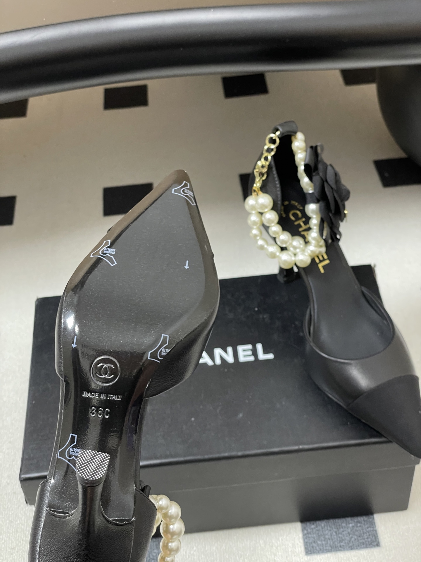 -2026春夏新款 Chanel小香26C 尖头脚环大珍珠凉鞋双C扣山茶花平底玛丽珍经典双拼色中空高跟鞋