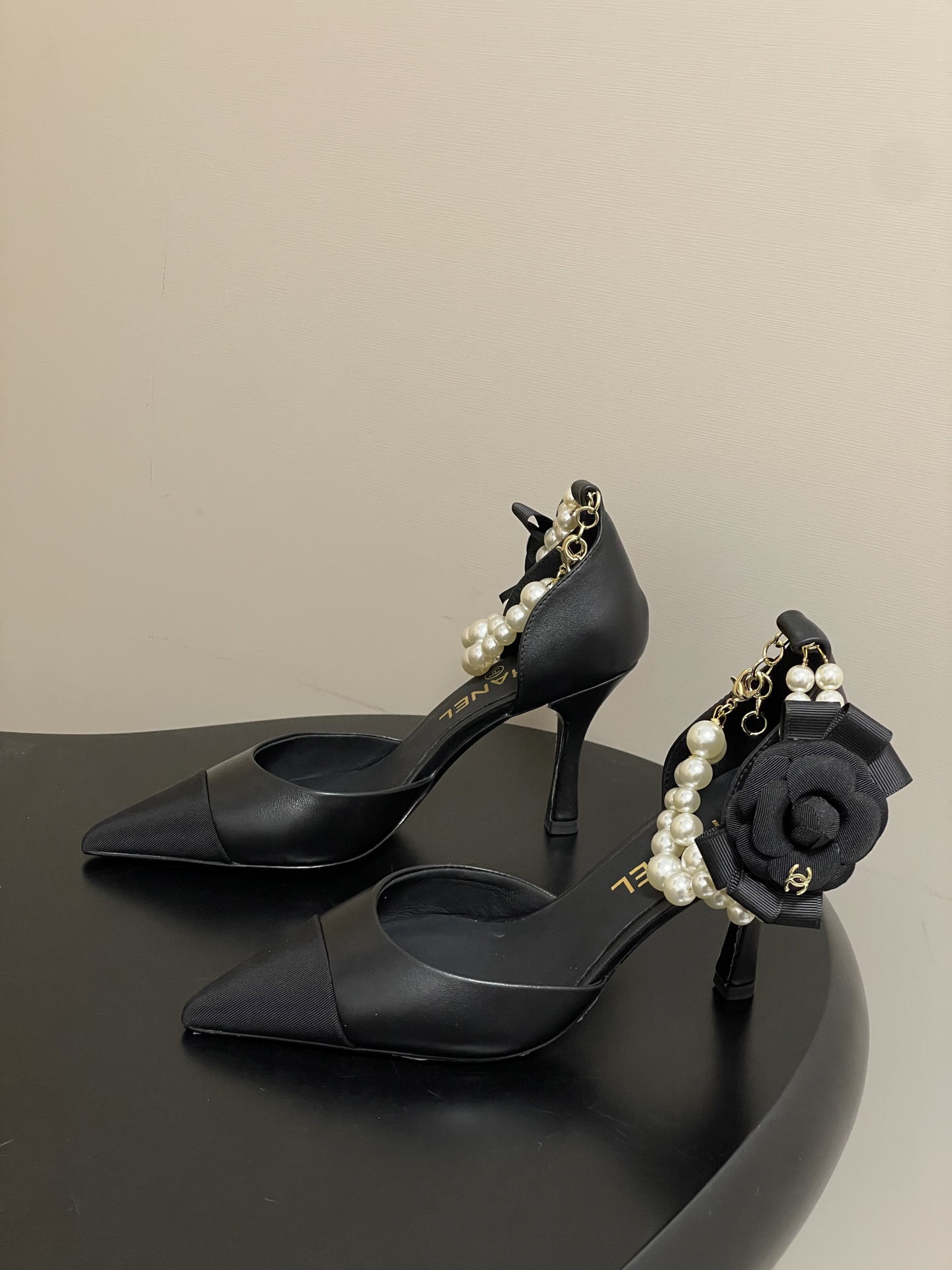 -2026春夏新款 Chanel小香26C 尖头脚环大珍珠凉鞋双C扣山茶花平底玛丽珍经典双拼色中空高跟鞋