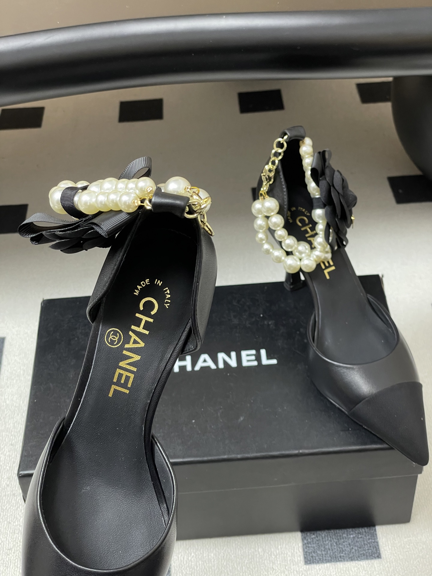 -2026春夏新款 Chanel小香26C 尖头脚环大珍珠凉鞋双C扣山茶花平底玛丽珍经典双拼色中空高跟鞋