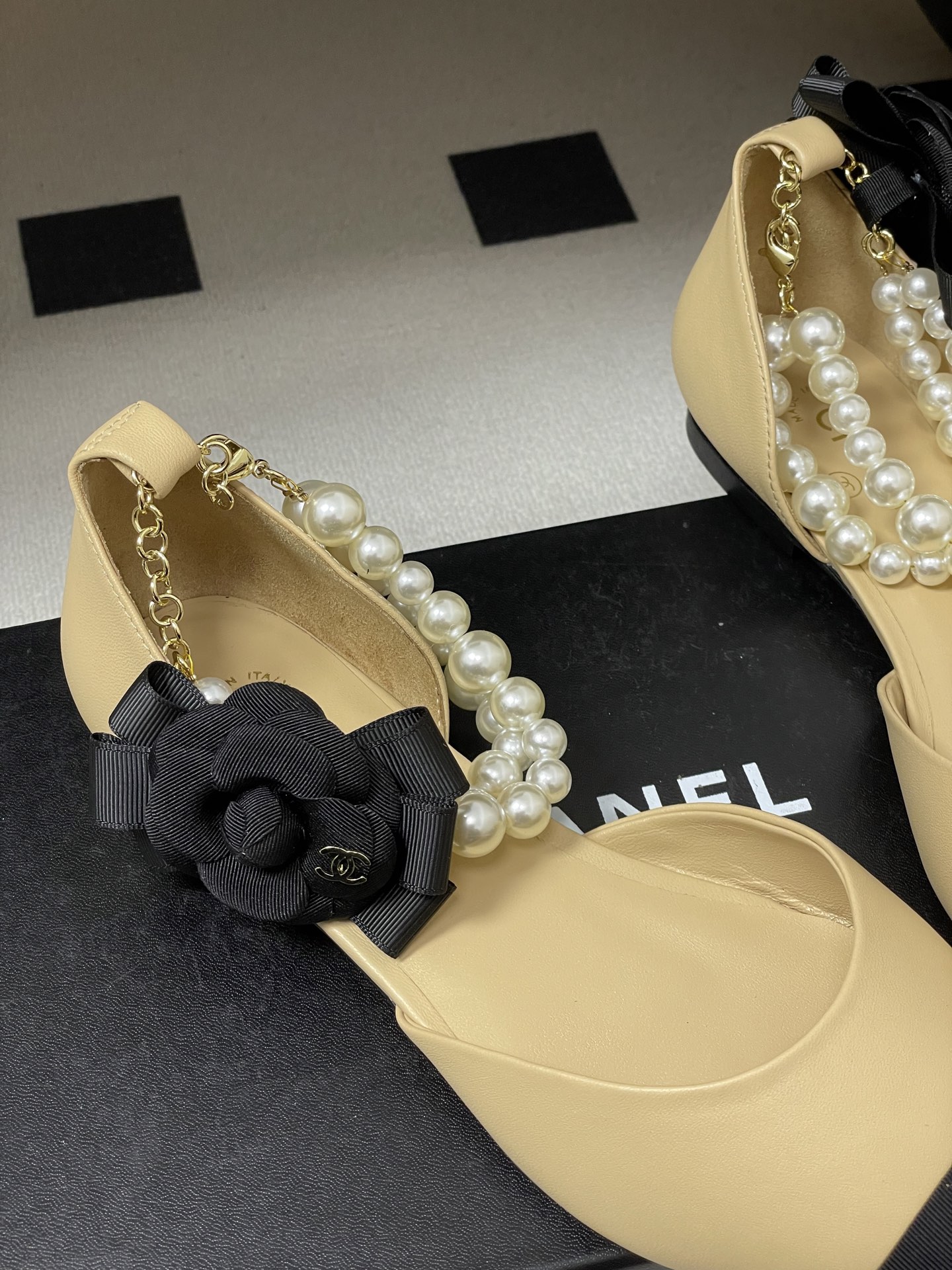 -2026春夏新款 Chanel小香26C 尖头脚环大珍珠凉鞋双C扣山茶花平底玛丽珍经典双拼色中空单鞋这