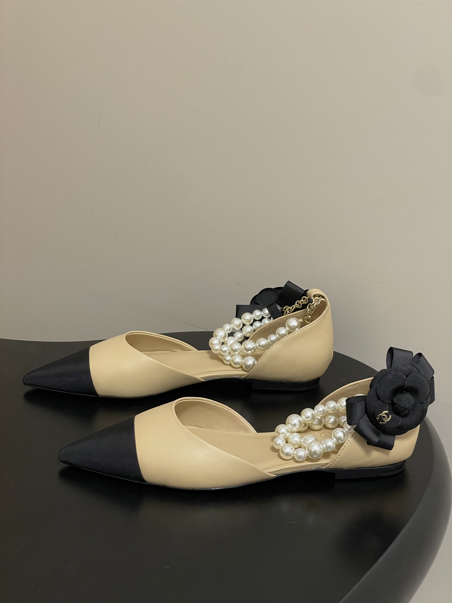 -2026春夏新款 Chanel小香26C 尖头脚环大珍珠凉鞋双C扣山茶花平底玛丽珍经典双拼色中空单鞋这