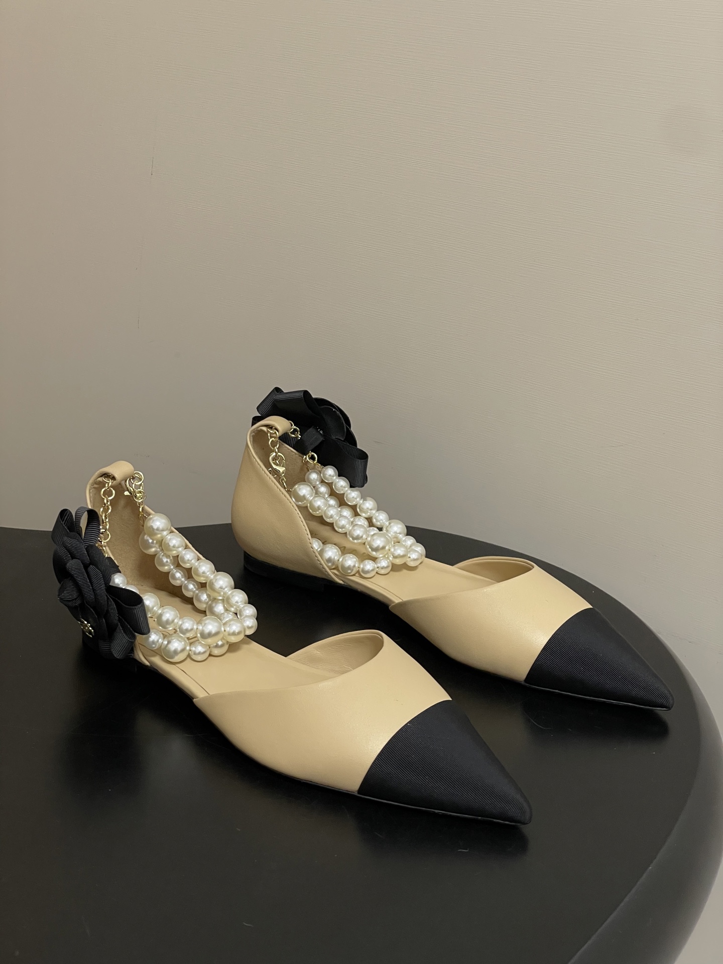 -2026春夏新款 Chanel小香26C 尖头脚环大珍珠凉鞋双C扣山茶花平底玛丽珍经典双拼色中空单鞋这