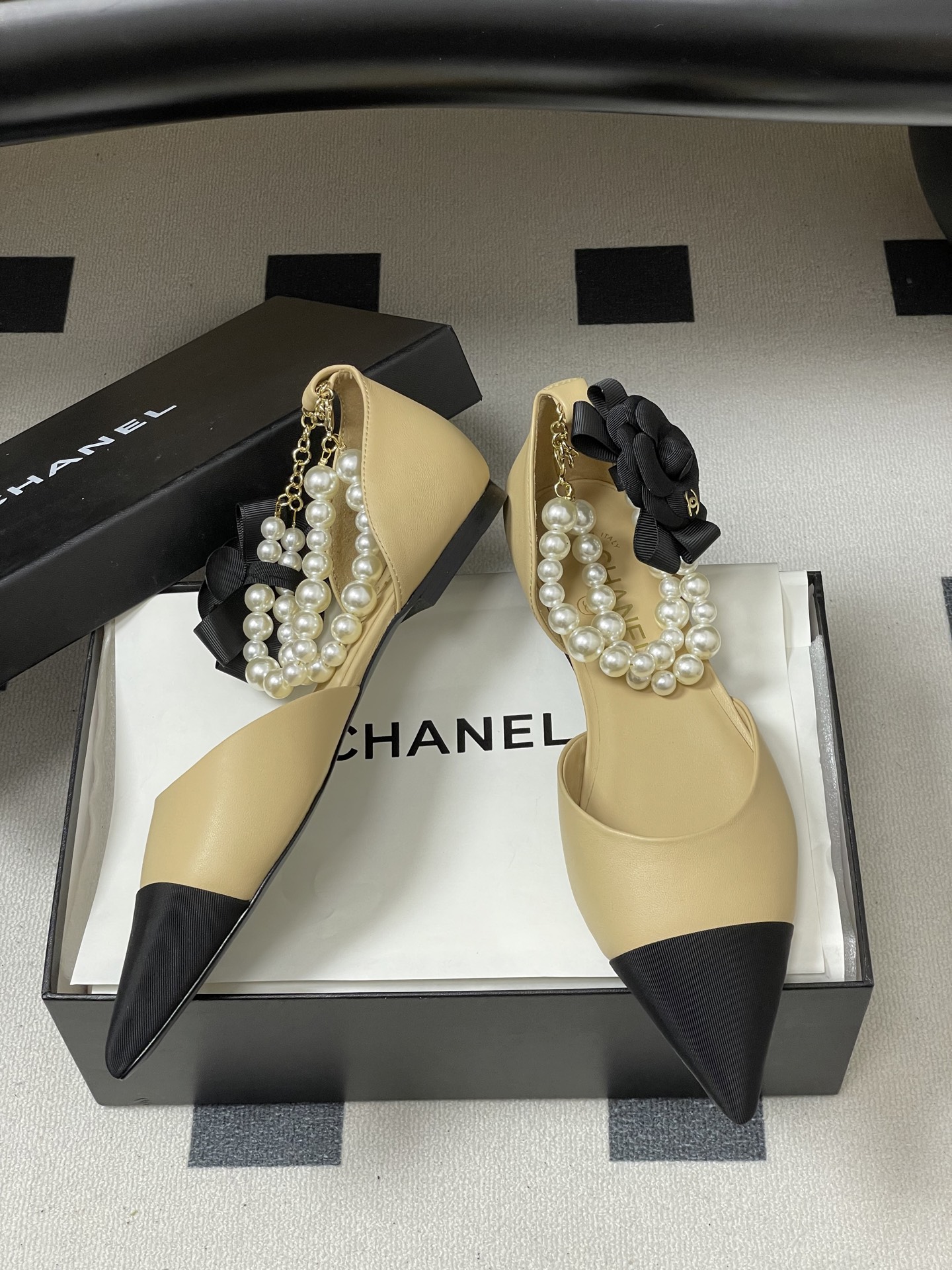 -2026春夏新款 Chanel小香26C 尖头脚环大珍珠凉鞋双C扣山茶花平底玛丽珍经典双拼色中空单鞋这