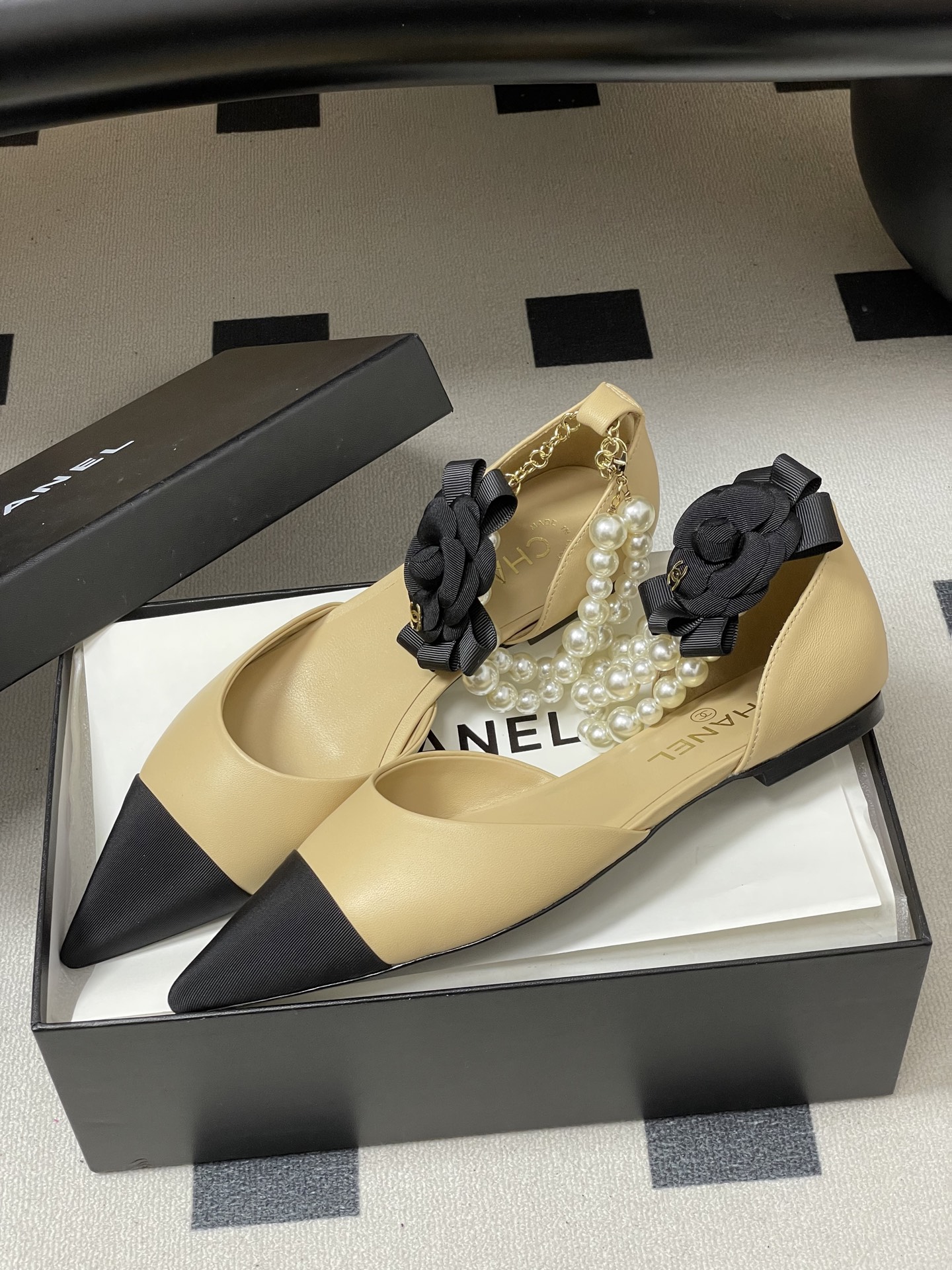 -2026春夏新款 Chanel小香26C 尖头脚环大珍珠凉鞋双C扣山茶花平底玛丽珍经典双拼色中空单鞋这