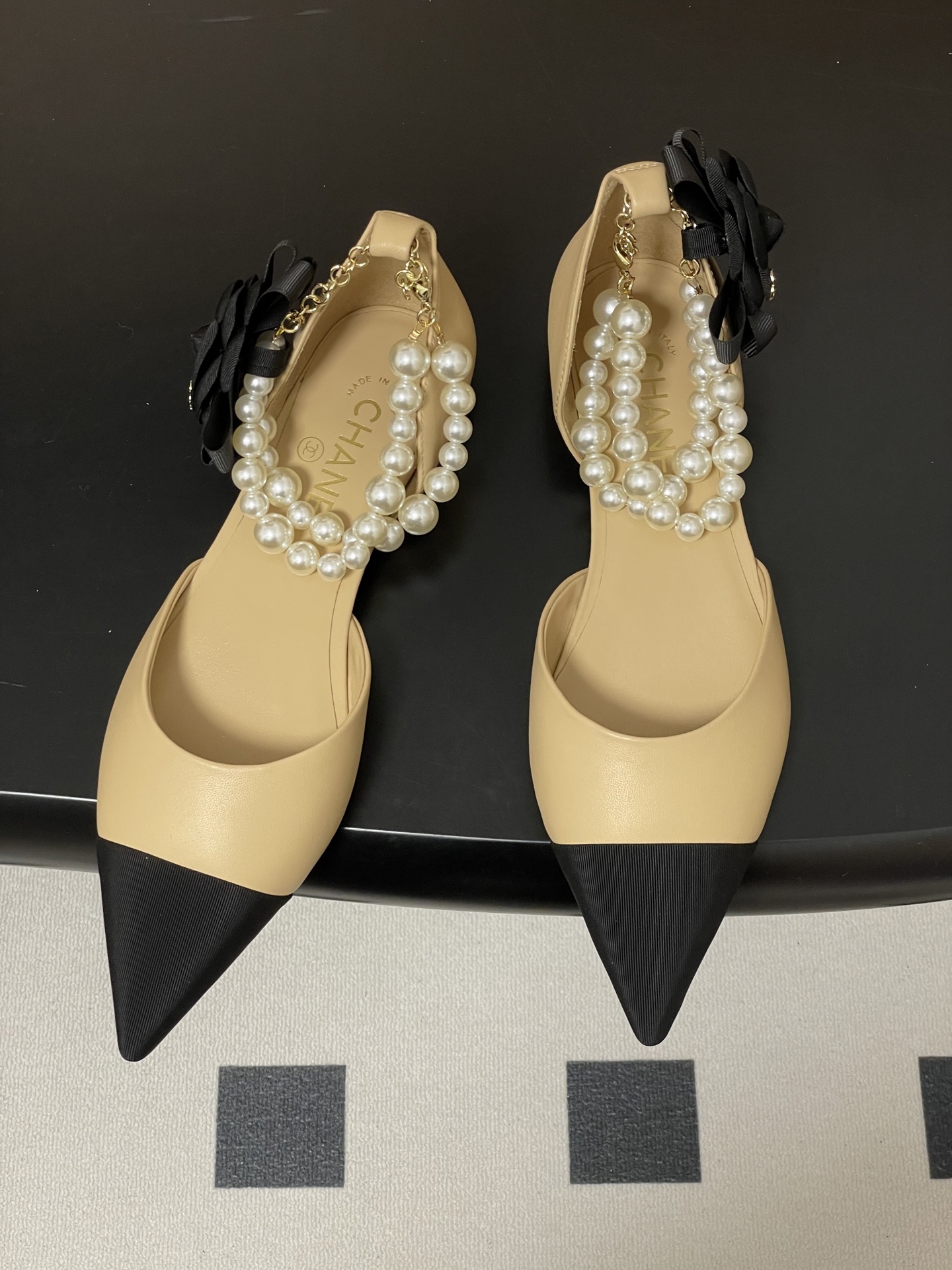 -2026春夏新款 Chanel小香26C 尖头脚环大珍珠凉鞋双C扣山茶花平底玛丽珍经典双拼色中空单鞋这