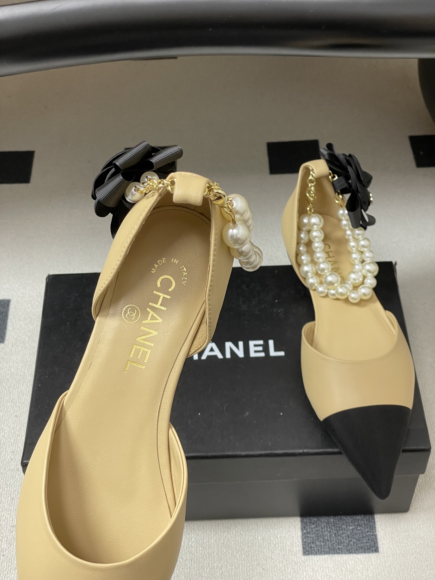 -2026春夏新款 Chanel小香26C 尖头脚环大珍珠凉鞋双C扣山茶花平底玛丽珍经典双拼色中空单鞋这