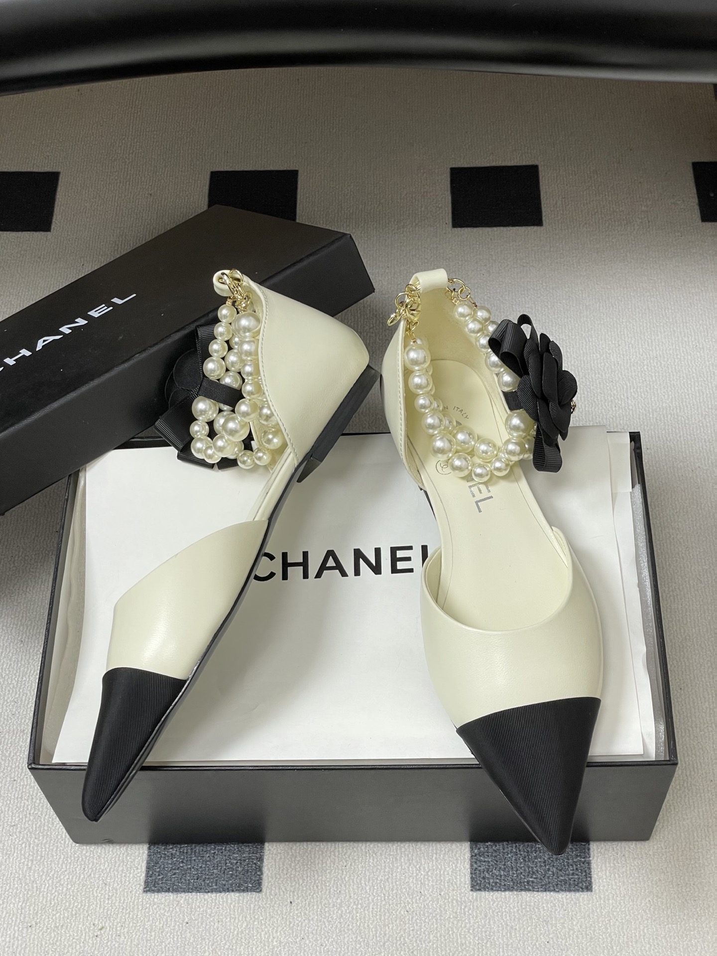 -2026春夏新款 Chanel小香26C 尖头脚环大珍珠凉鞋双C扣山茶花平底玛丽珍经典双拼色中空单鞋这