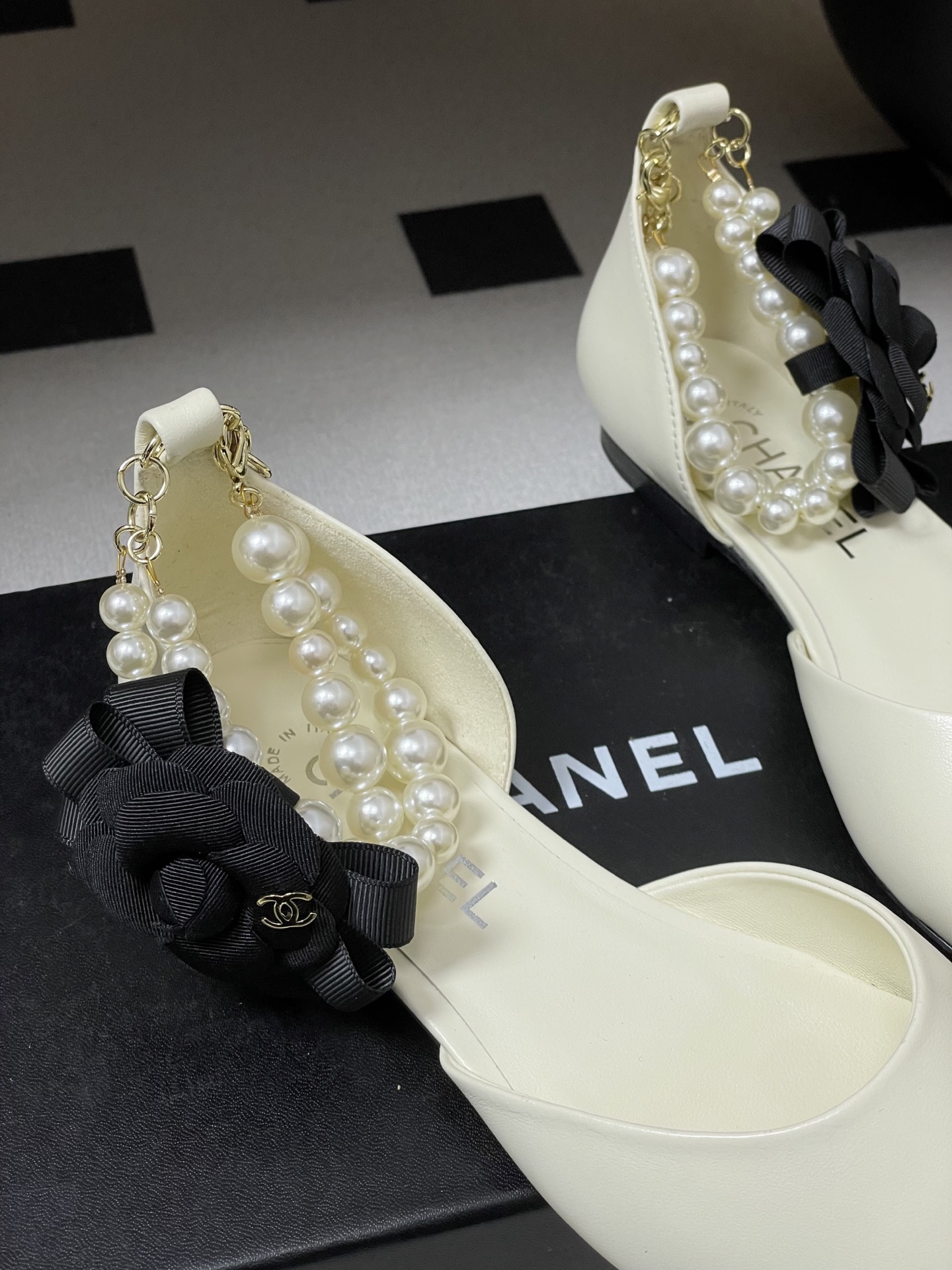 -2026春夏新款 Chanel小香26C 尖头脚环大珍珠凉鞋双C扣山茶花平底玛丽珍经典双拼色中空单鞋这