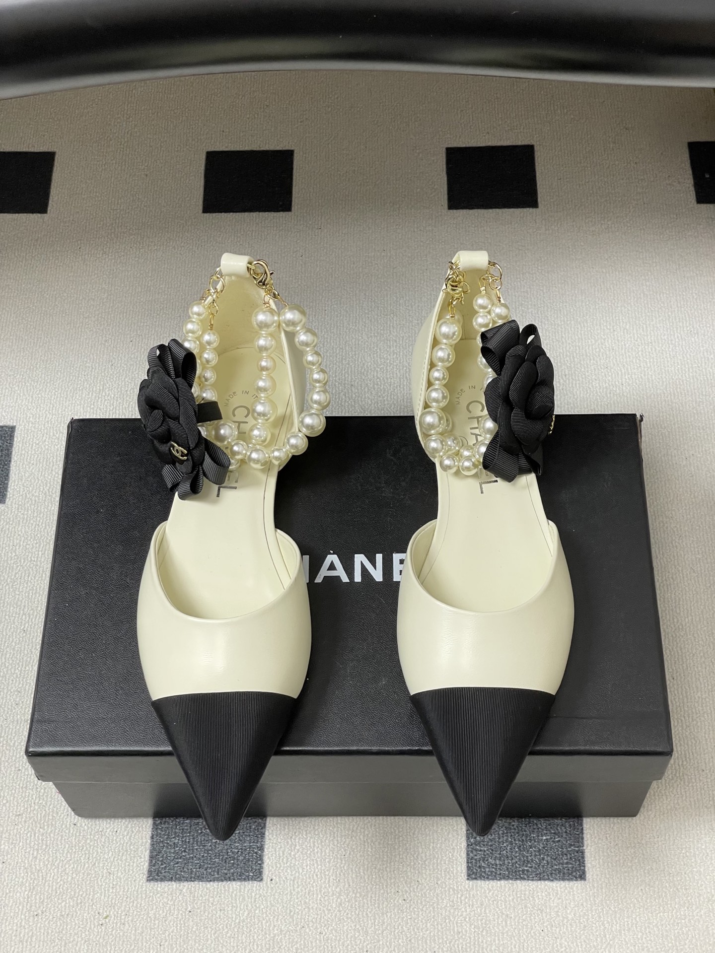 -2026春夏新款 Chanel小香26C 尖头脚环大珍珠凉鞋双C扣山茶花平底玛丽珍经典双拼色中空单鞋这