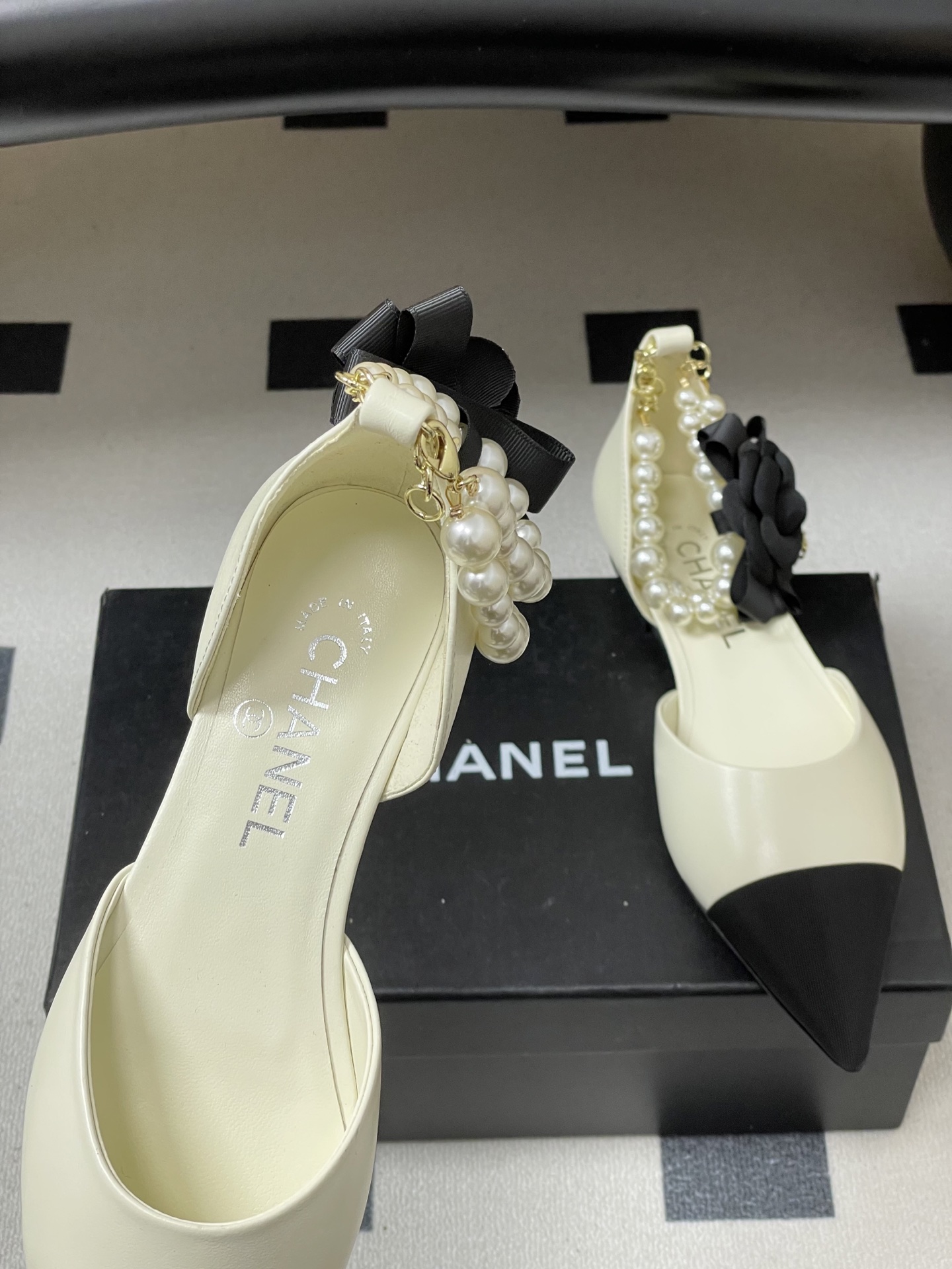 -2026春夏新款 Chanel小香26C 尖头脚环大珍珠凉鞋双C扣山茶花平底玛丽珍经典双拼色中空单鞋这