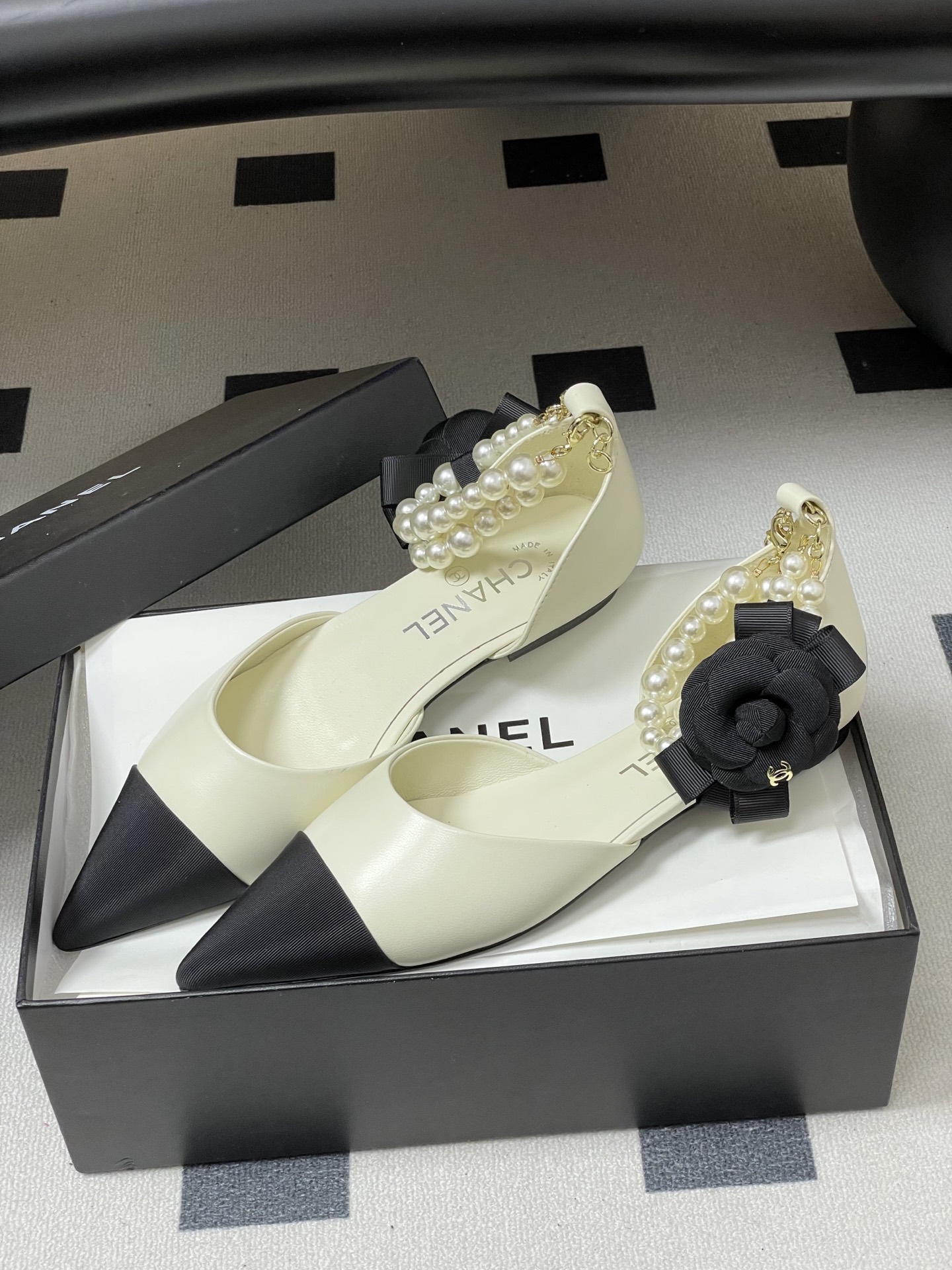 -2026春夏新款 Chanel小香26C 尖头脚环大珍珠凉鞋双C扣山茶花平底玛丽珍经典双拼色中空单鞋这