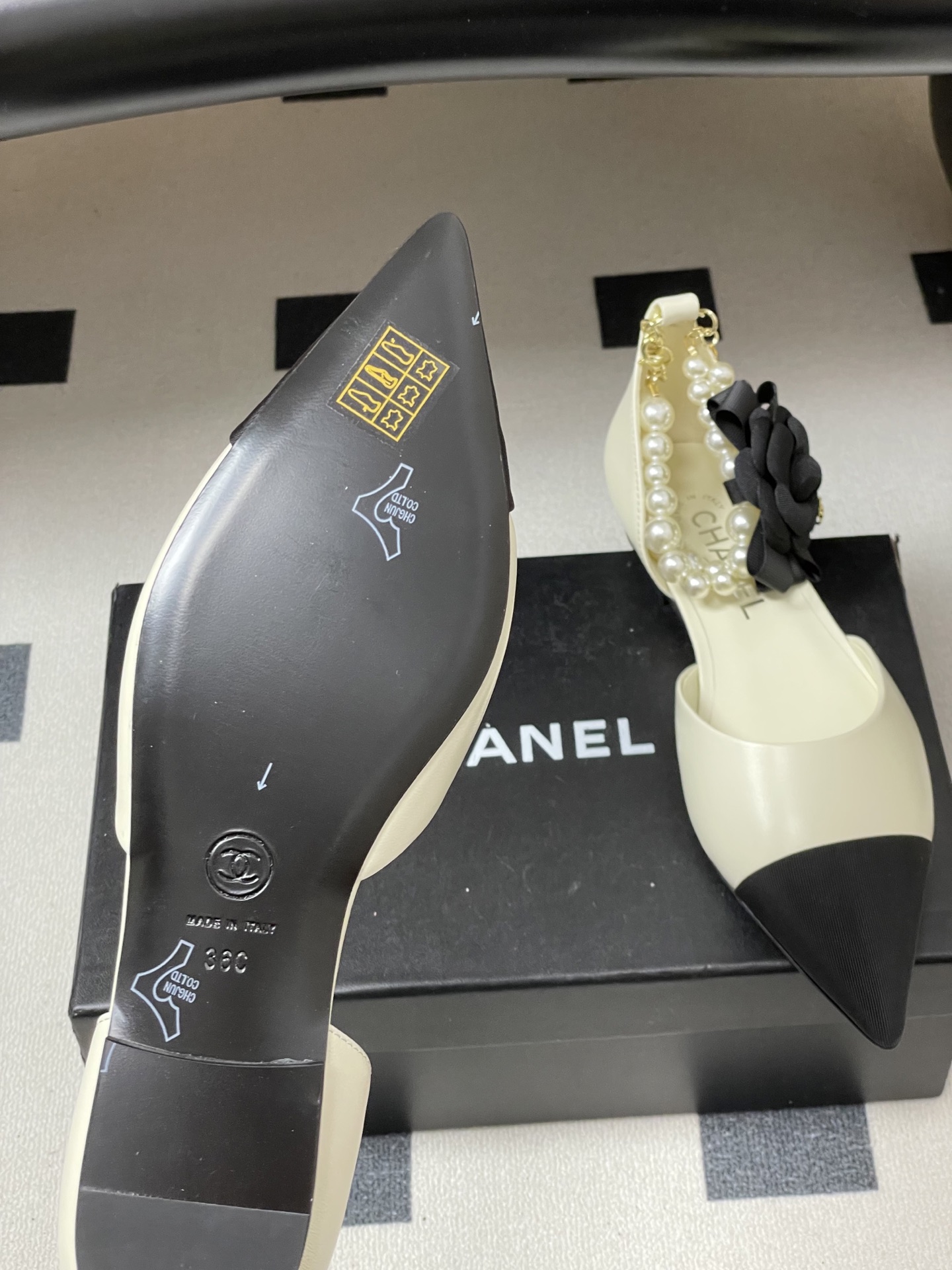 -2026春夏新款 Chanel小香26C 尖头脚环大珍珠凉鞋双C扣山茶花平底玛丽珍经典双拼色中空单鞋这