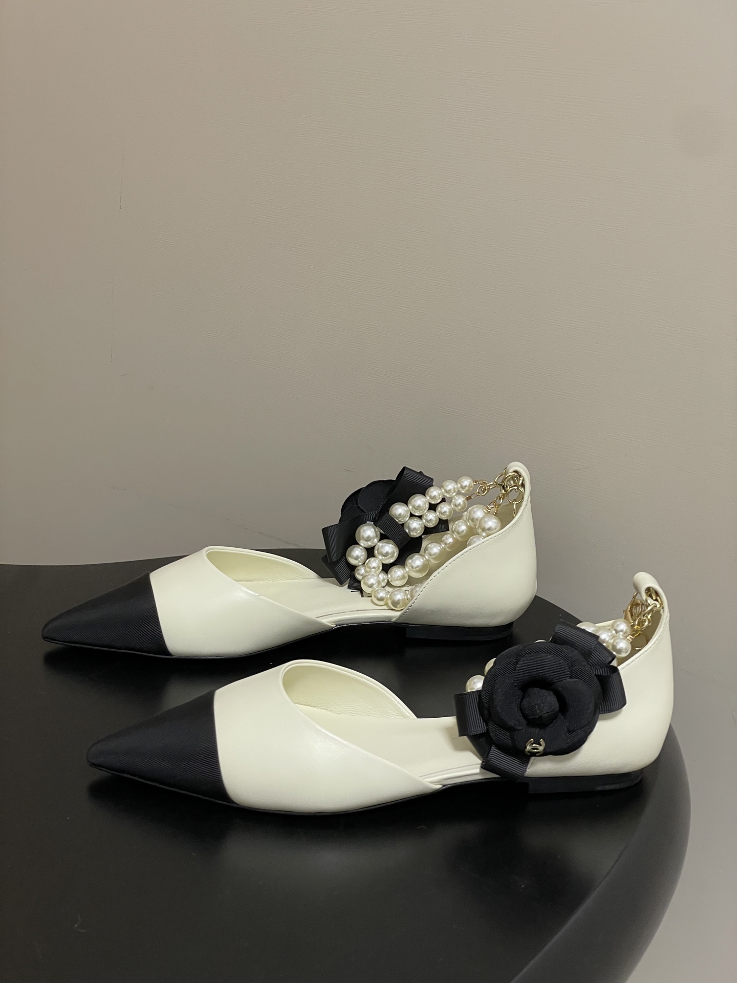 -2026春夏新款 Chanel小香26C 尖头脚环大珍珠凉鞋双C扣山茶花平底玛丽珍经典双拼色中空单鞋这