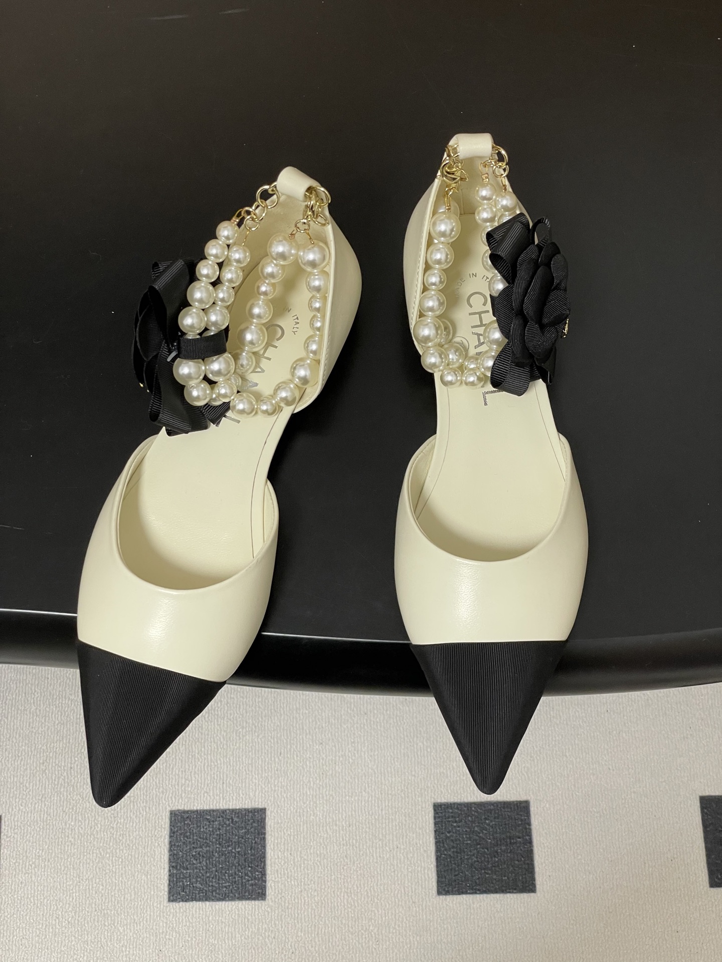 -2026春夏新款 Chanel小香26C 尖头脚环大珍珠凉鞋双C扣山茶花平底玛丽珍经典双拼色中空单鞋这