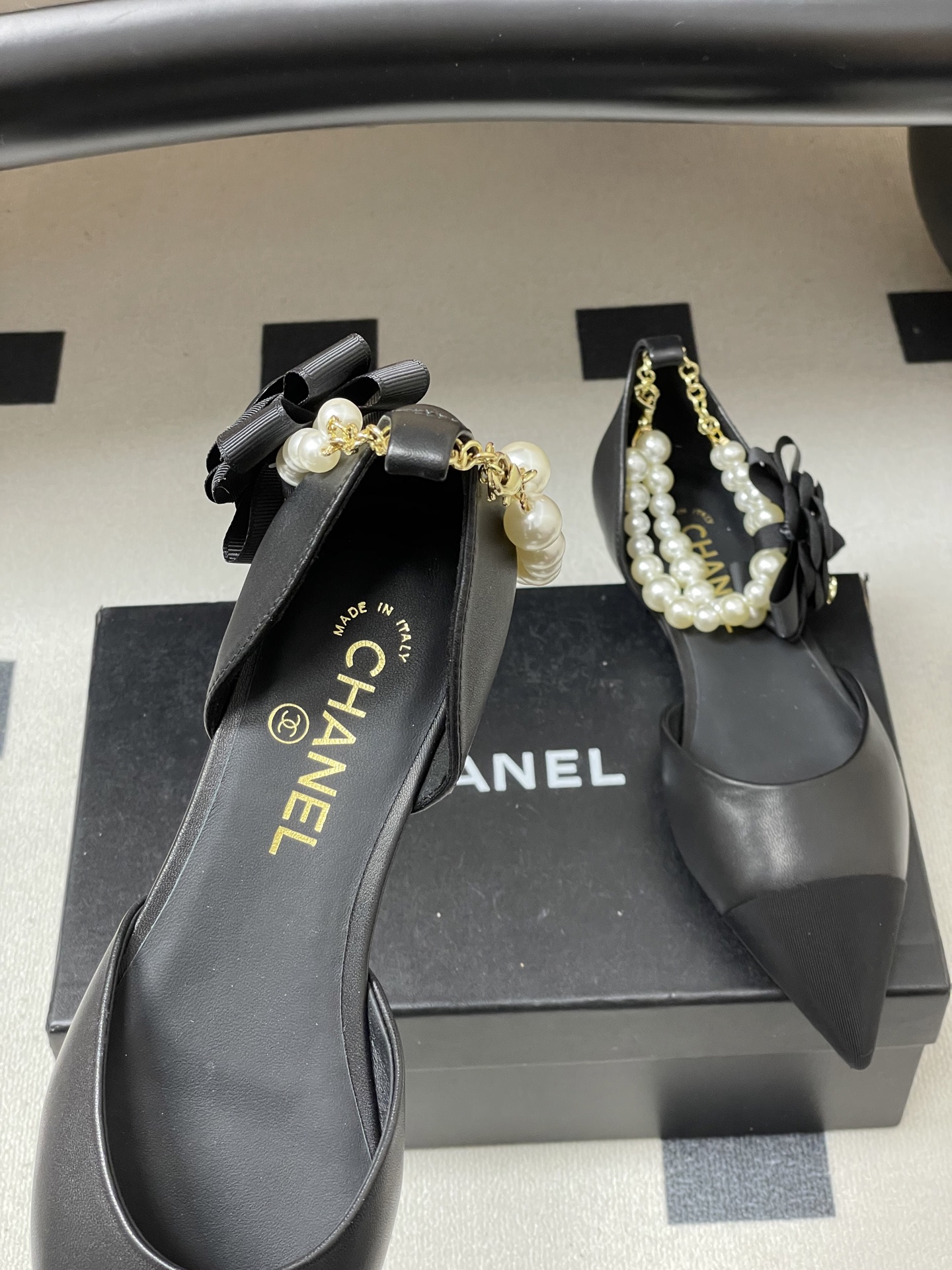 -2026春夏新款 Chanel小香26C 尖头脚环大珍珠凉鞋双C扣山茶花平底玛丽珍经典双拼色中空单鞋这