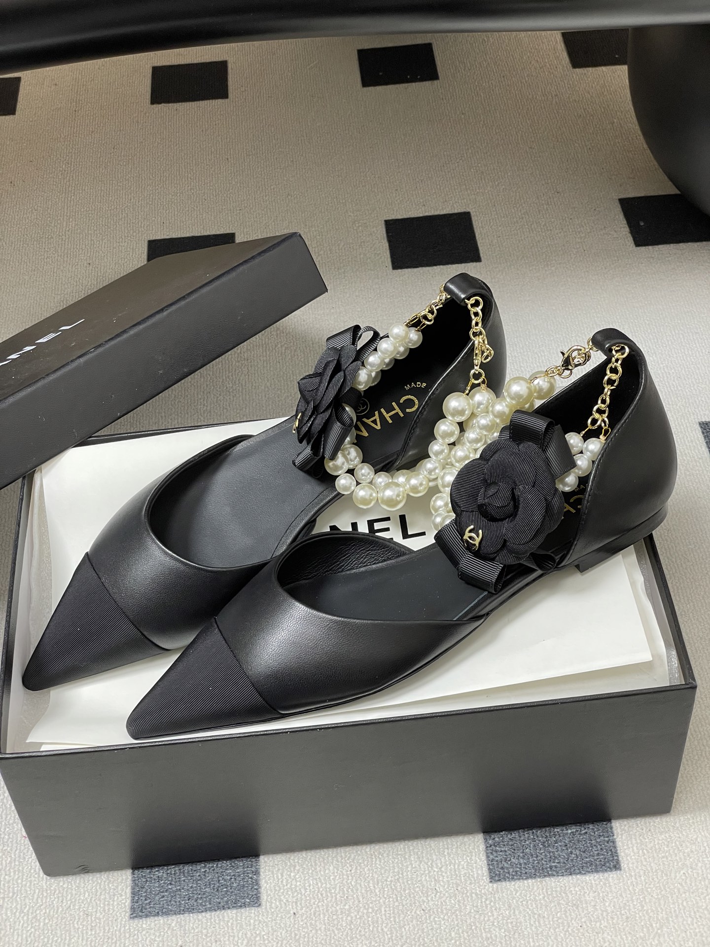 -2026春夏新款 Chanel小香26C 尖头脚环大珍珠凉鞋双C扣山茶花平底玛丽珍经典双拼色中空单鞋这