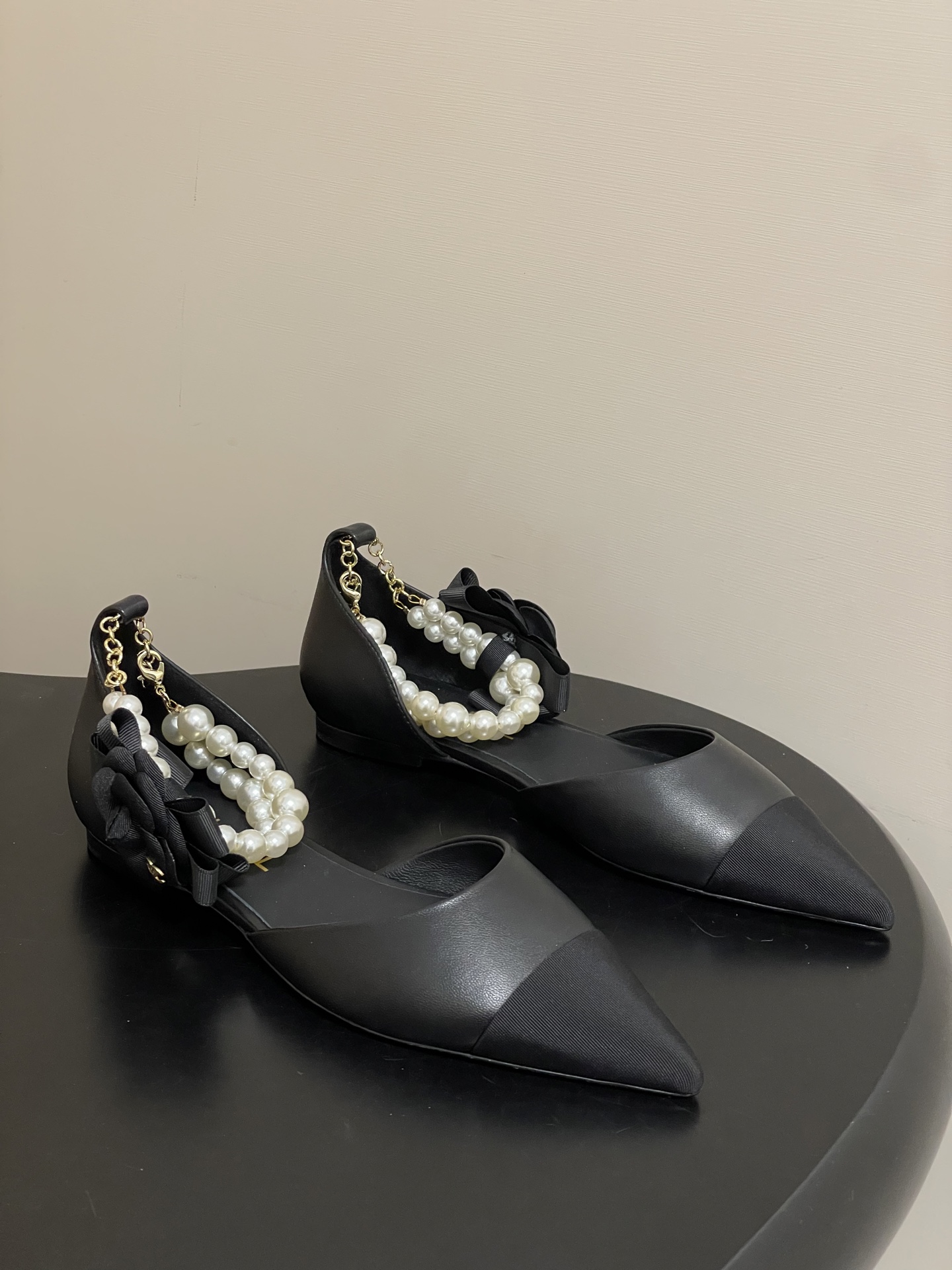 NO:628124,- 2026 Spring and Summer New Style Chanel Xiaoxiang 26C Pointed Toe Anklet Large Pearl Sandals Double C Buckle Camellia Flat Bottom Mary Jane Classic Double Color Blocking Hollow Shoes This sandal opens the beginning of spring and summer with neat tailoring. The color matching design collides with fresh inspiration. The hollow version allows the skin to embrace the breeze freely, and every step is followed by a light rhythm.  .The wide anklet between the ankles is the finishing touch, and the large pearl string trembles with each step, continuing the original intention of small fragrant pearls becoming a feminine element, breaking the boundary between luxury and daily life, so that delicacy does not need to be exaggerated. The pointed design cleverly extends the leg lines, visually elongates the proportion, and easily creates a sense of 'long legs'!  Lambskin upper, sheepskin lining, Italian genuine leather outsole, size 35-39 (40.41 custom-made, non-returnable), high heels and sandals, chanel, sandals, mary jane, high heels, sheepskin, Leather soles19860909- 2026春夏新款 Chanel小香26C 尖头脚环大珍珠凉鞋双C扣山茶花平底玛丽珍经典双拼色中空单鞋 这款凉鞋以利落剪裁开启春夏序章,拼色设计碰撞出鲜活灵感,中空版型让肌肤与微风自在相拥,每一步都踩着轻盈韵律 .脚踝间的宽幅脚环是点睛之笔,硕大珍珠串饰随步履轻颤,延续着小香珍珠成为柔美元素的初心,打破华贵与日常的边界 让精致无需浮夸. 尖头设计巧妙延伸腿部线条 视觉上拉长比例 轻松打造“大长腿”既视感！ 鞋面小羊皮 内里垫脚羊皮 鞋底意大利真皮大底 码数35-39（40.41定做不退换）,高跟鞋凉鞋,chanel,sandals,mary jane,high heels,sheepskin,Leather soles,Women's Shoes