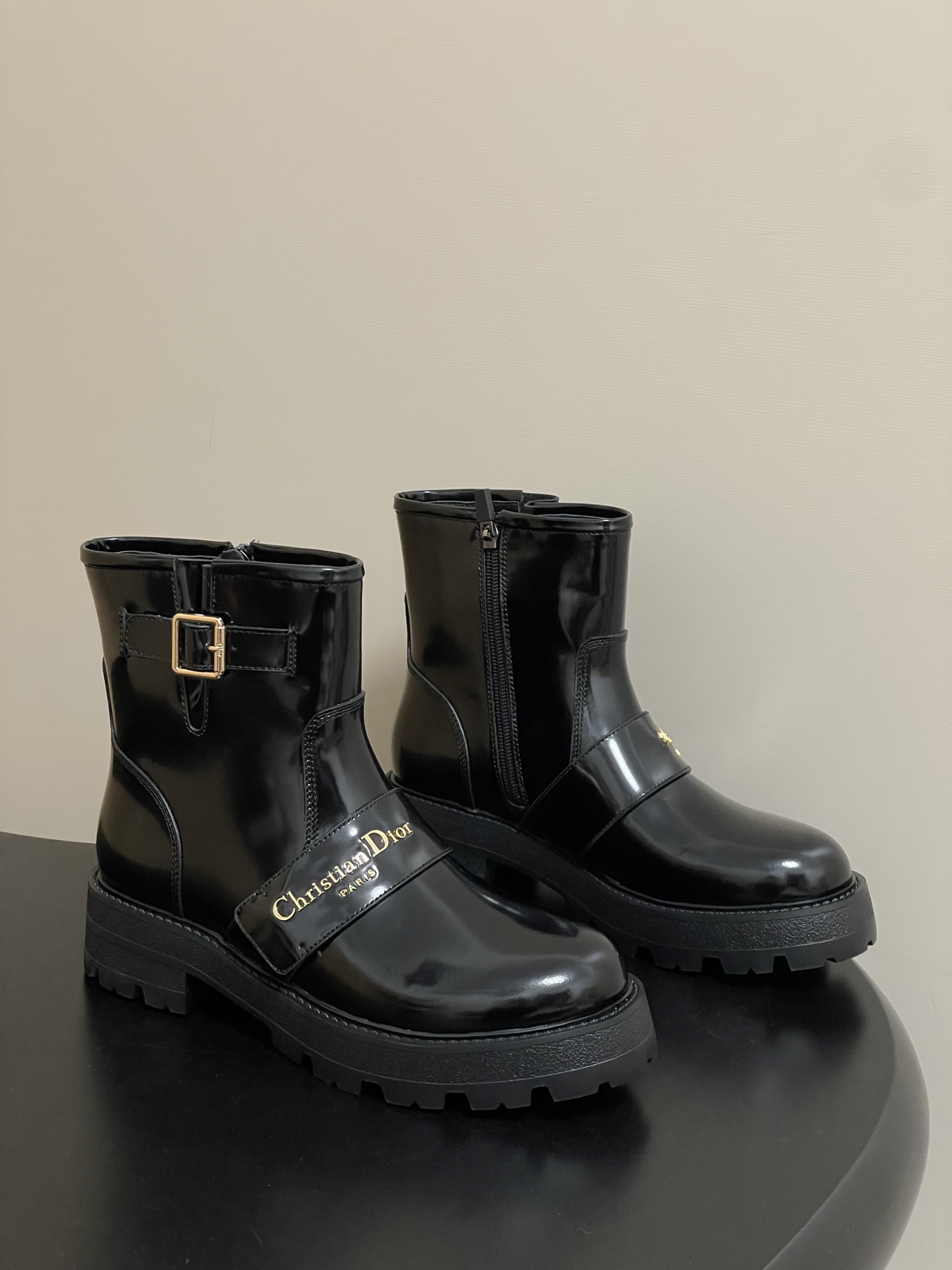 NO:628129,- 2025 new autumn and winter Dior D-Quest ankle boots CD letter metal buckle thick-soled short boots buckle motorcycle boots. This D-Quest ankle boot is a new interpretation of the classic motorcycle style boots, highlighting Dior's classic logo of haute couture style. It is carefully made of black cow leather, and the decorative ribbon is embellished with a gold-finished metal Christian Dior Paris logo to enhance the style. The thick notch rubber sole is more casual and elegant. The upper is cowhide and the lining is sheepskin.  Original open-molded EVA rubber outsole, size 35-39 (40.41 custom-made, non-refundable), boots, dior, dior, boots, cowhide, sheepskin19860909- 2025秋冬新款Dior迪奥D-Quest 及踝靴CD字母金属扣厚底短靴搭扣机车靴 这款D-Quest 及踝靴全新演绎经典机车风格靴子,彰显Dior 的高订风格经典标识.采用黑色牛皮革精心制作,装饰性饰带点缀以金色饰面金属Christian Dior Paris 标志提升格调.厚实的凹口橡胶鞋底更显休闲优雅. 鞋面牛皮 内里垫脚羊皮 鞋底原版开模EVA橡胶大底 码数35-39（40.41定做不退换）,靴子,dior,dior,boots,cowhide,sheepskin,Women's Shoes