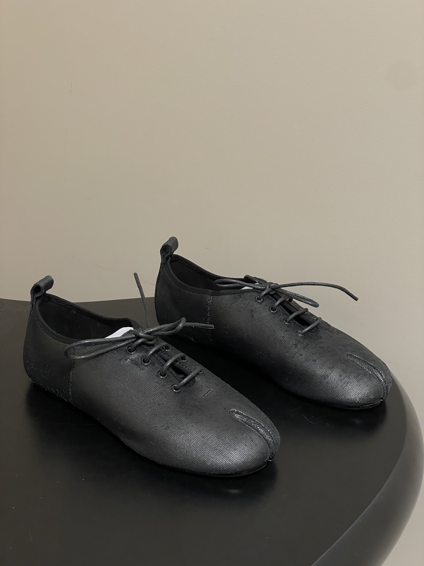 NO:628092,p Sheepskin - Knife-cut leather - MaisonMargiela｜26 new spring and summer MM6 Margiela Tabi split-toe lace-up ballet shoes. The 26 new ballet shoes with the word 'fashionable' engraved on them have been upgraded on the classic basis. The position of the split-toe slit is really a detail of the craftsmanship. It took a lot of time to ensure the comfort of the shoes. It is comfortable and versatile for the feet. There is no running-in period at all, and it is still made of imported cowhide material.  One word is 'soft', and the delicate texture is visible to the naked eye. You don't want to take it off when you put it on, and you don't feel like a foreign body when you wear it barefoot. Hurry up and get a pair!  It has a minimalist and avant-garde feel. It can be worn with minimalist suits, retro jeans, niche design dresses, and is suitable for various styles such as avant-garde, lazy, and sophisticated. The flat shoe shape is comfortable on the feet; the shoe shape fits the foot shape and can be worn for daily commuting or casual occasions. The upper is sheepskin/knife-cut leather, the lining is sheepskin, and the sole is Italian segmented leather outsole. Size 35-39 (40 is custom-made and non-refundable). Split-toe shoes, masion  margiela,masion margiela,flats,skirts,jeans,business suit,cowhide,sheepskin,Leather soles19860909p羊皮-刀割皮- MaisonMargiela｜26春夏新款MM6马吉拉Tabi分趾系带芭蕾舞鞋单鞋 刻着“时髦”两字的芭蕾鞋26新款在经典的基础上又做了升级,分趾开衩位置真的是考究工艺的细节点,花费了超多时间去保证鞋子的舒适度,上脚既舒适又百搭 完全无需磨合期,依旧采用进口全牛皮材质 一个字“软”,肉眼可见的细腻质感 穿上完全不想脱下来,光脚穿也不会有异物感 赶紧人手一双吧！兼具极简与先锋感,能搭极简风西装、复古牛仔裤、小众设计感连衣裙,适配先锋、慵懒、轻熟等多种风格.平底鞋型,脚感舒适；鞋型贴合脚型,日常通勤或休闲场合都能穿. 鞋面羊皮/刀割皮 内里垫脚羊皮 鞋底意大利分段式真皮大底 码数35-39（40定做不退换）,分趾鞋,masion margiela,masion margiela,flats,skirts,jeans,business suit,cowhide,sheepskin,Leather soles,Women's Shoes