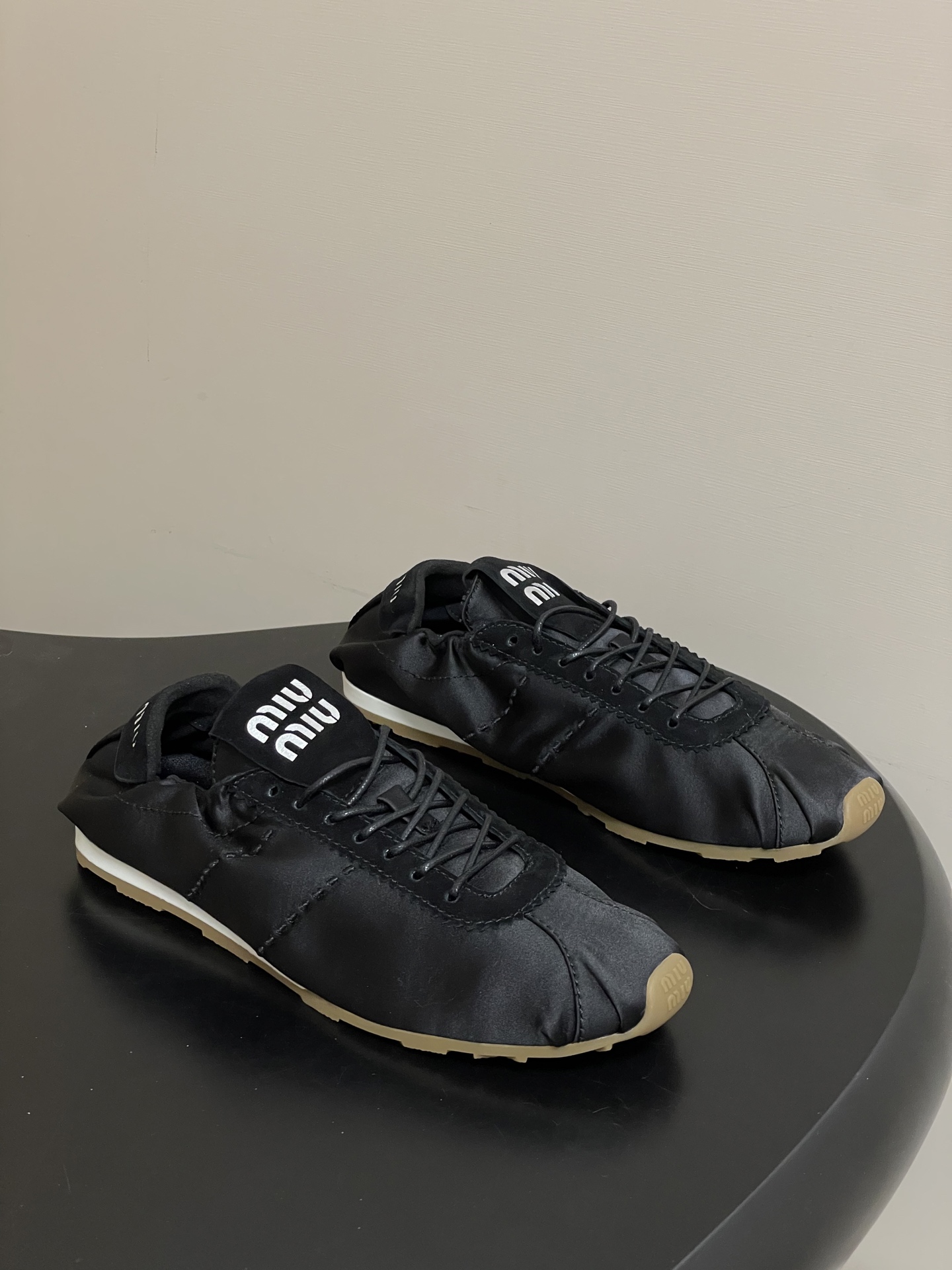 NO:628071,-Top quality MiuMiu 26 spring and summer new Plume satin sneakers series thin-soled silk satin ballet moral training shoes lace-up Forrest Gump casual shoes  Satin ballet training shoes combine the silhouette of training shoes with the elegance of ballet shoes. The body of the shoe is made of satin + suede, which is full of luster, and the pleat details are very recognizable. The light-colored rubber flat bottom is super comfortable for daily wear. It can easily create a ballet-style fashion sense in either skirts or trousers. It is a popular item of Miu Miu!  Customized silk satin upper with suede suede, sheepskin lining, molded rubber outsole, size 35-39 (40.41 custom-made, non-returnable), casual shoes/sports shoes, miumiu, sneakers, skirts, sheepskin, real silk, silk fabric, chamois leather19860909-顶级品质 MiuMiu 缪缪 26春夏新款 Plume缎面运动鞋系列薄底真丝绸缎面芭蕾德训鞋系带阿甘鞋休闲鞋 缎面芭蕾德训鞋,将德训鞋轮廓和芭蕾舞鞋优雅感融合,鞋身缎面＋麂皮拼接,光泽感满满,褶皱细节超有辨识度.浅色橡胶平底,日常穿超舒适,无论裙装还是裤装都能轻松打造芭蕾风时髦感,是Miu Miu热门单品！ 鞋面定制真丝缎面拼接牛反绒 内里垫脚羊皮 鞋底开模橡胶大底 码数35-39（40.41定做不退换）,休闲鞋/运动鞋,miumiu,sneakers,skirts,sheepskin,real silk,silk fabric,chamois leather,Women's Shoes