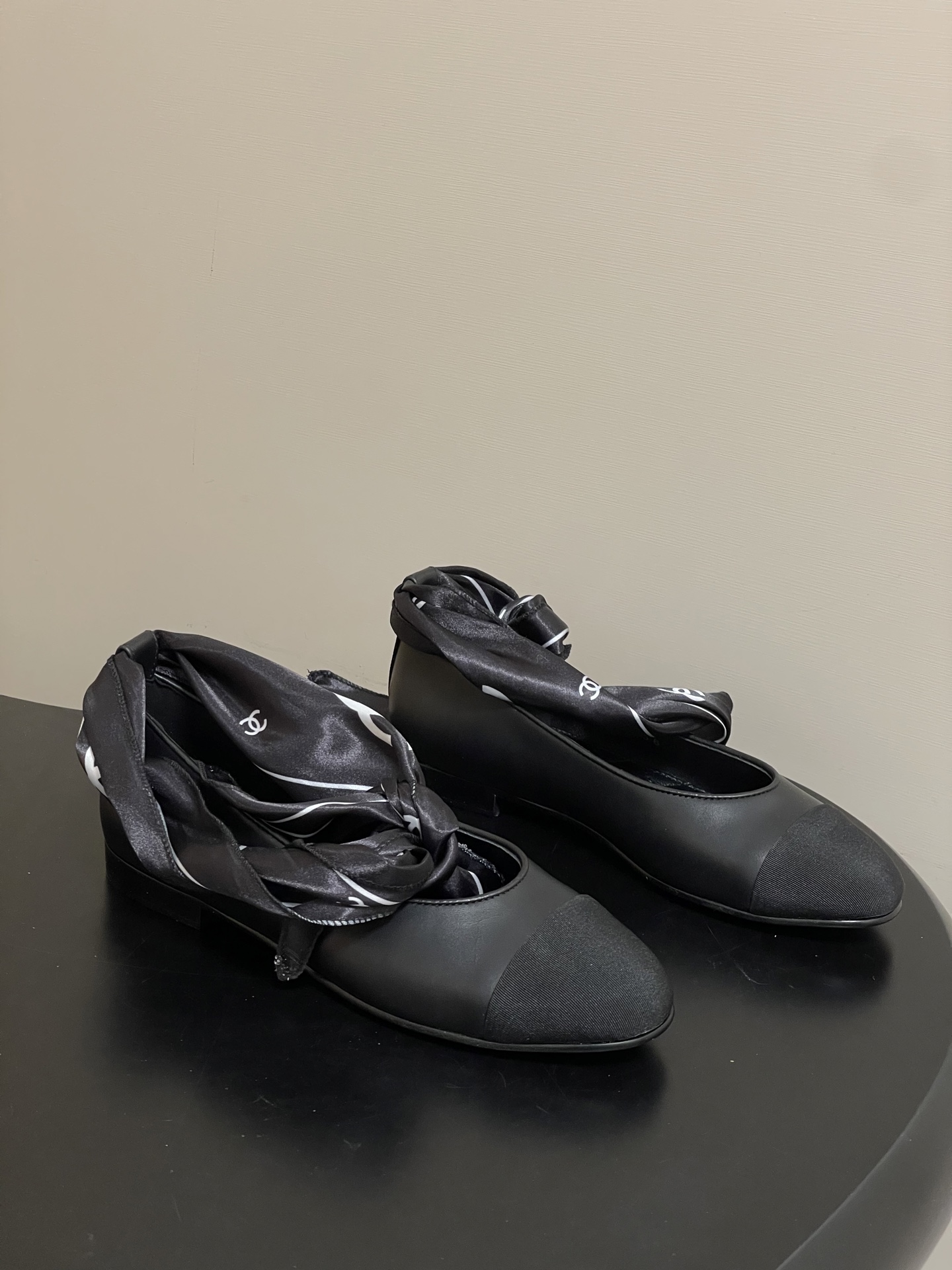 NO:628105,- 2026 spring and summer new model Chanel Xiaoxiang 26C silk scarf series color-blocked bow double C ribbon strap ankle ballet shoes flat Mary Jane shoes hidden in the dual stunning sense of girliness and elegance, with ribbon design to break the classic boundary, double elements embellishment, low-key and luxurious. The silk satin texture ribbon is smooth against the skin, the strap design continues the retro gene, and the round toe is suitable for all types of feet  It looks slim and does not pinch your feet. It combines the brand's classic logo with the soft tones of spring, and easily unlocks diverse styles such as retro French laziness. From commuting suits to date dresses, it can combine retro romance and French elegance, and every step brings a lazy and refined aura. Lambskin upper, sheepskin lining, Italian genuine leather outsole, size 35-39 (40.41 custom-made, non-refundable), Mary Jane, chanel, mary  jane,skirts,business suit,sheepskin,Leather soles19860909- 2026春夏新款Chanel小香 26C丝巾系列拼色蝴蝶结双C丝带 绑带脚踝芭蕾舞鞋平底玛丽珍鞋单鞋 藏着少女感与优雅感的双重惊艳,以丝带设计打破经典边界,双元素点缀其间 低调又奢华.丝缎质感丝带柔滑贴肤,绑带设计延续复古基因,圆头适配各类脚型 显瘦不夹脚,融合品牌经典标识与春日柔和调性,轻松解锁复古法式慵懒等多元风格,从通勤西装到约会裙装,皆能揉合复古浪漫与法式贵气,每一步都自带慵懒精致气场. 鞋面小羊皮 内里垫脚羊皮 鞋底意大利真皮大底 码数35-39（40.41定做不退换）,玛丽珍,chanel,mary jane,skirts,business suit,sheepskin,Leather soles,Women's Shoes