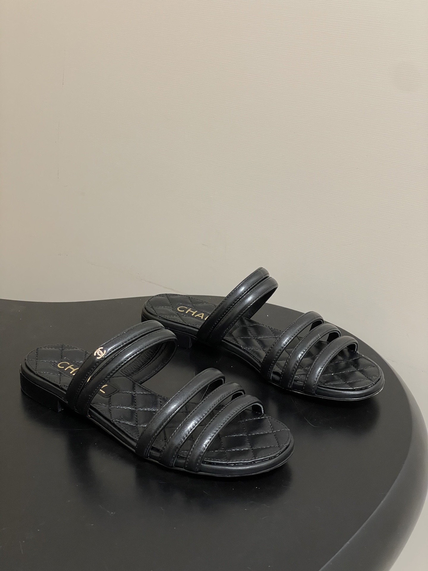 NO:628117,- 2026 spring and summer new model Chanel Xiaoxiang 26C classic double C buckle rhombus one-word slippers with thin straps and high heels and thick heel sandals. Versatile sandals that you don’t get tired of. A super classic style that is casual yet delicate and has a sure temperament. This spring and summer is a beautiful bonus treasure!  It combines French elegance and early spring relaxation, and renews the lazy style with the classic logo. Three types of high-heeled shoes are accurately adapted to various scenes and meet all-dimensional fashion needs in spring. The thin strap design neatly outlines the lines of the instep, decorated with three-dimensional shining double C emblems. The brand recognition is engraved in the flow of light and shadow, low-key and low-key to release the texture of the luxury brand without being ostentatious. The flat model focuses on relaxation and casualness / the mid-heeled model combines elegance and comfort / the high-heeled model enhances the aura and style!  Sweet, cool and elegant, it’s amazing!  Sheepskin upper, sheepskin lining, Italian genuine leather outsole, size 35-39 (40.41 custom-made, non-refundable), high heels and slippers, chanel, high heels, slippers, sheepskin, Leather soles19860909- 2026春夏新款Chanel小香26C 经典双C扣菱格蜜儿一字拖鞋细带高跟粗跟凉拖鞋 穿不腻的百搭凉拖 超经典的一款 休闲中带着精致 气质拿捏稳妥 今年春夏绝美加分宝藏！ 凝萃法式奢雅与早春松弛感,以经典标识焕新慵懒格调.三种跟高精准适配多元场景,承包春日全维度时髦需求.细带设计利落勾勒脚背线条,缀以立体闪耀双C徽饰,光影流转间烙刻品牌辨识度,低调释放奢牌质感不张扬. 平底款主打松弛随性/中跟款兼顾优雅与舒适/高跟款拔高气场格调！可甜可酷可优雅 太绝了！ 鞋面羊皮 内里垫脚羊皮 鞋底意大利真皮大底 码数35-39（40.41定做不退换）,高跟鞋拖鞋,chanel,high heels,slippers,sheepskin,Leather soles,Women's Shoes