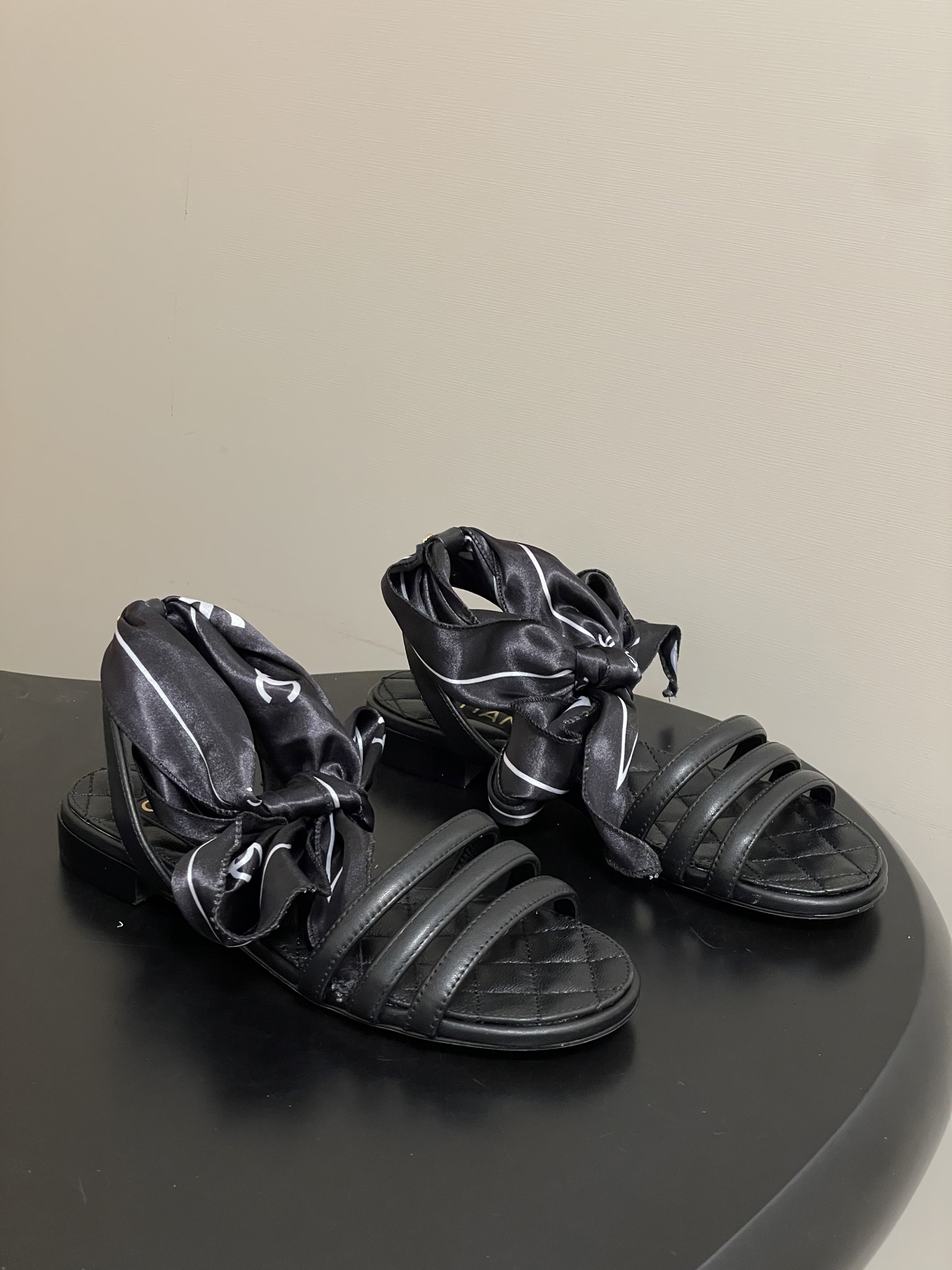 NO:628111,- 2026 spring and summer new model Chanel Xiaoxiang 26C classic double C buckle rhombus flat sandals silk scarf ankle strap thin strap high heel thick heel sandals. It hides the dual surprise of girliness and elegance. It breaks the classic boundaries with ribbon design and is embellished with double C elements.  Low-key and luxurious. The satin-textured ribbon is smooth against the skin, and the strap design continues the retro gene. The light and shadow flow are imprinted with brand recognition, and the low-key release of luxury brand texture is unobtrusive. The flat-bottom style focuses on relaxation and casualness/the mid-heel style combines elegance and comfort/the high-heel style enhances the aura and style!  Sweet, cool and elegant, it’s amazing!  Sheepskin upper, sheepskin lining, Italian genuine leather outsole, size 35-39 (40.41 custom made, non-refundable), sandals, chanel, sandals, sheepskin, Leather soles19860909- 2026春夏新款Chanel小香26C 经典双C扣菱格蜜儿一字平底凉鞋丝巾脚踝绑带细带高跟粗跟凉鞋 藏着少女感与优雅感的双重惊艳,以丝带设计打破经典边界,双C元素点缀其间 低调又奢华.丝缎质感丝带柔滑贴肤,绑带设计延续复古基因,光影流转间烙刻品牌辨识度,低调释放奢牌质感不张扬.平底款主打松弛随性/中跟款兼顾优雅与舒适/高跟款拔高气场格调！可甜可酷可优雅 太绝了！ 鞋面羊皮 内里垫脚羊皮 鞋底意大利真皮大底 码数35-39（40.41定做不退换）,凉鞋,chanel,sandals,sheepskin,Leather soles,Women's Shoes