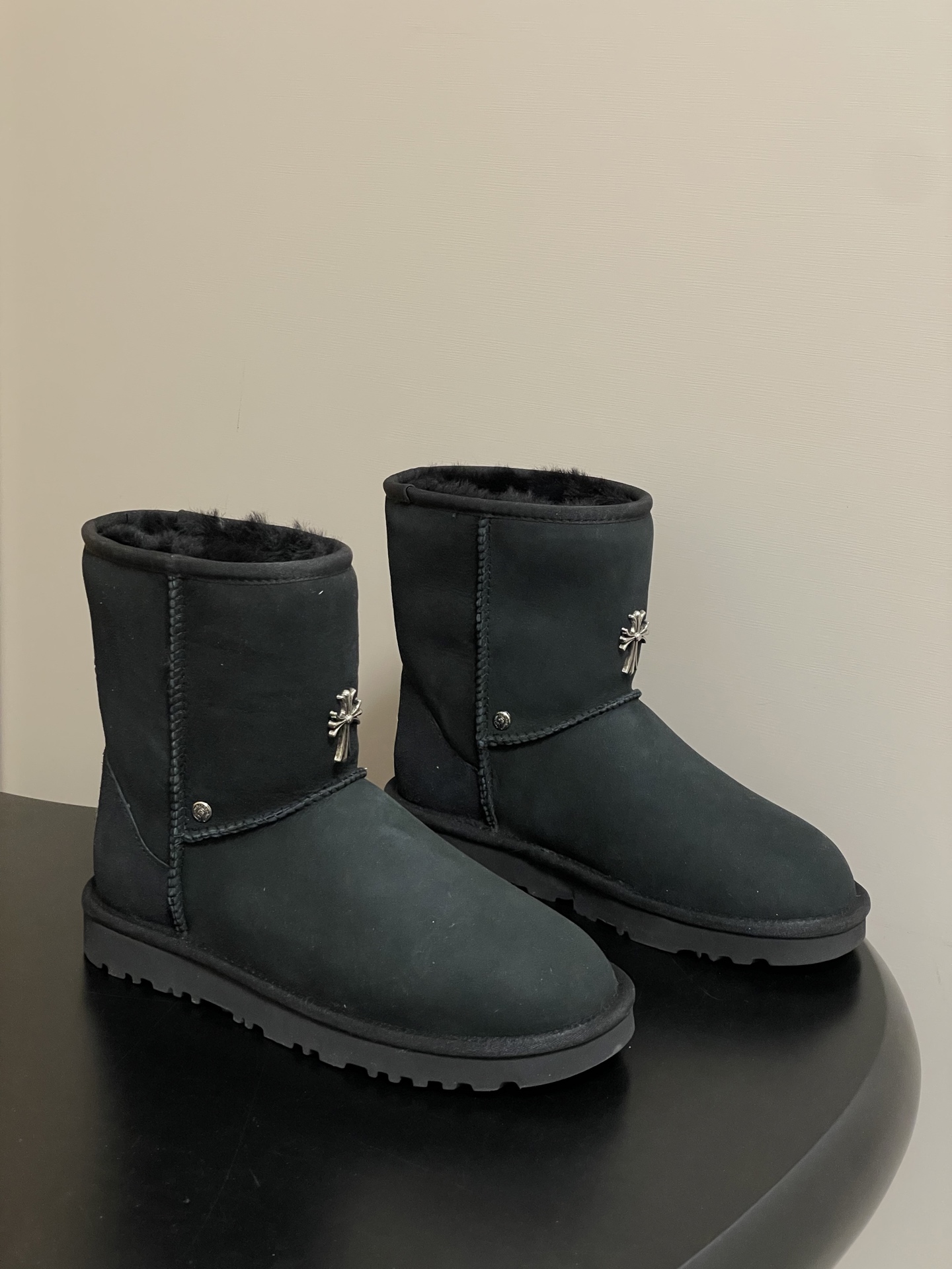 NO:628871,- UGG  Size 35-39 (40 is custom-made and cannot be returned or exchanged), snow boots, chrome hearts, chrome hearts, boots, skirts19860909- UGG X Chromehearts 克罗心联名~限量版雪地靴 限量款系列,一款不会撞衫的雪地靴、简约的联名撞色设计轻便的大底、鞋面采用定制防水牛猄、内里定制纯羊毛,秋冬季必备款、无论什么裤子裙子都能驾驭、上脚非常舒适好看…… 鞋面磨砂皮毛一体 内里垫脚羊毛 鞋底开模橡胶大底 码数35-39（40定做不退换）,雪地靴,chrome hearts,chrome hearts,boots,skirts,Women's Shoes