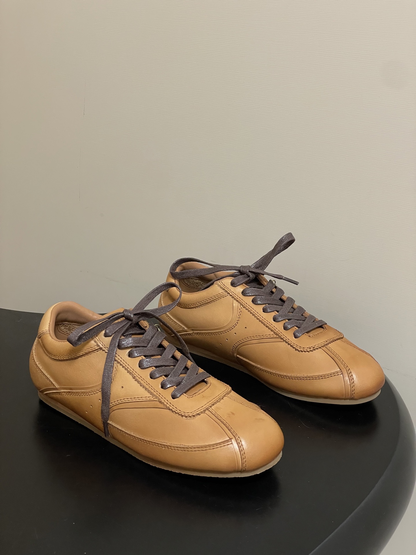 NO:628893,- UNFOLIO 26 spring and summer new style, lace-up casual shoes, moral training shoes, retro Forrest Gump sneakers, retro meets textured leather, a fashionable 'cheating tool' for commuters. Delicate suede and stiff leather are available in two materials. Hand-stitching outlines exquisite details. The slip-on design is suitable for all exquisite moments in a hurry - whether it is a smart suit or a retro dress. You can understand what 'lazy high-end' means when you put on your feet.  Let you wear an effortless fashionable tone in your daily life. Upper calfskin/high-density canvas. Lining sheepskin. Open-molded rubber outsole. Size 35-39 (40.41 custom-made and non-returnable). Casual shoes/sports shoes, sneakers, skirts, business suit, cowhide, sheepskin, chamois leather19860909- UNFOLIO 26春夏新款 系带休闲鞋德训鞋复古阿甘鞋运动鞋 复古撞上质感皮革 是通勤族的时髦“作弊器” 细腻麂皮与挺括皮面双材质可选 手工缝线勾勒出精致细节 一脚蹬设计适配所有赶时间的精致时刻——不管是配西装的干练 还是搭裙装的复古 上脚就懂什么叫“慵懒高级感” 让你在日常里穿出不费力的时髦腔调 鞋面小牛皮/高密度帆布 内里垫脚羊皮 鞋底开模橡胶大底 码数35-39（40.41定做不退换）,休闲鞋/运动鞋,sneakers,skirts,business suit,cowhide,sheepskin,chamois leather,Women's Shoes