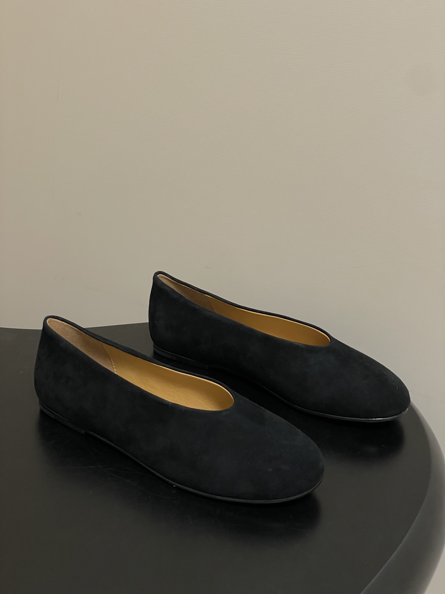 NO:628884,- THE ROW 26 new spring and summer TR round-toe Mary Jane flat granny shoes suede suede ballet shoes. After checking the quality control, it is an impeccable loafer!  !  !  The three colors of black apricot and brown continue the consistent minimalist style. The unlined structure makes the shoe body extremely light and close to the skin. The whole pair of shoes looks simple but the craftsmanship is difficult. It is made of full leather bags and made by master craftsmen. It is made of super waste materials. It is comfortable and soft to wear on the bare feet and is close to the skin. There is no need to worry about the foot feel. It is necessary to wear well. If you wear it without wearing it, you will not want to take it off. Soft to the core!  !  Extremely soft and non-abrasive, this year’s highly recommended loafers are very simple and versatile, and extremely comfortable~ Are they abrasive to your feet?  Beating the feet?  Squeeze your feet?  It does not exist in its dictionary~ The kind that is super soft and comfortable on the feet, and has strong sweat absorption and breathability, so feet that love to sweat are not afraid~ If you want a pair of comfortable, versatile, high-quality shoes that can be worn all year round, then close your eyes and rush~ The upper is delicate sheepskin, the lining is sheepskin, and the sole is Italian injection molded leather outsole  Size 35-39 (40.41 customized, non-refundable), Mary Jane, loafers, mary jane, sheepskin, sheep, chamois leather, Leather soles19860909- THE ROW 26春夏新款 TR圆头玛丽珍平底奶奶鞋麂皮绒面芭蕾舞鞋 品质控看过来,无可挑剔的一款乐福鞋！！！ 黑杏啡三色,延续了一贯极简风格,无内衬结构使得鞋身极其轻便贴肤,整双鞋子看似简单其实工艺很难.采用全皮套包制作工艺,老师傅制作,超级废料,上脚裸穿舒适柔软亲肤,脚感方面完全不可担心,好穿是必须的,穿若无穿的上脚体验,穿上就不想脱的款. 软到心坎！！巨软不磨脚,今年力荐的一款乐福鞋,非常简约百搭,舒适度超好~ 磨脚？打脚？挤脚？在它的字典里是不存在滴~ 上脚超软超舒服的那种,而且吸汗透气性强,爱出汗的脚丫子也不怕~如果你想要一双一年四季都能穿的,舒服百搭,高品质的单鞋,那就闭眼冲吧~ 鞋面细腻羊猄皮 内里垫脚羊皮 鞋底意大利注塑真皮大底 码数35-39（40.41定做不退换）,玛丽珍,loafers,mary jane,sheepskin,sheep,chamois leather,Leather soles,Women's Shoes