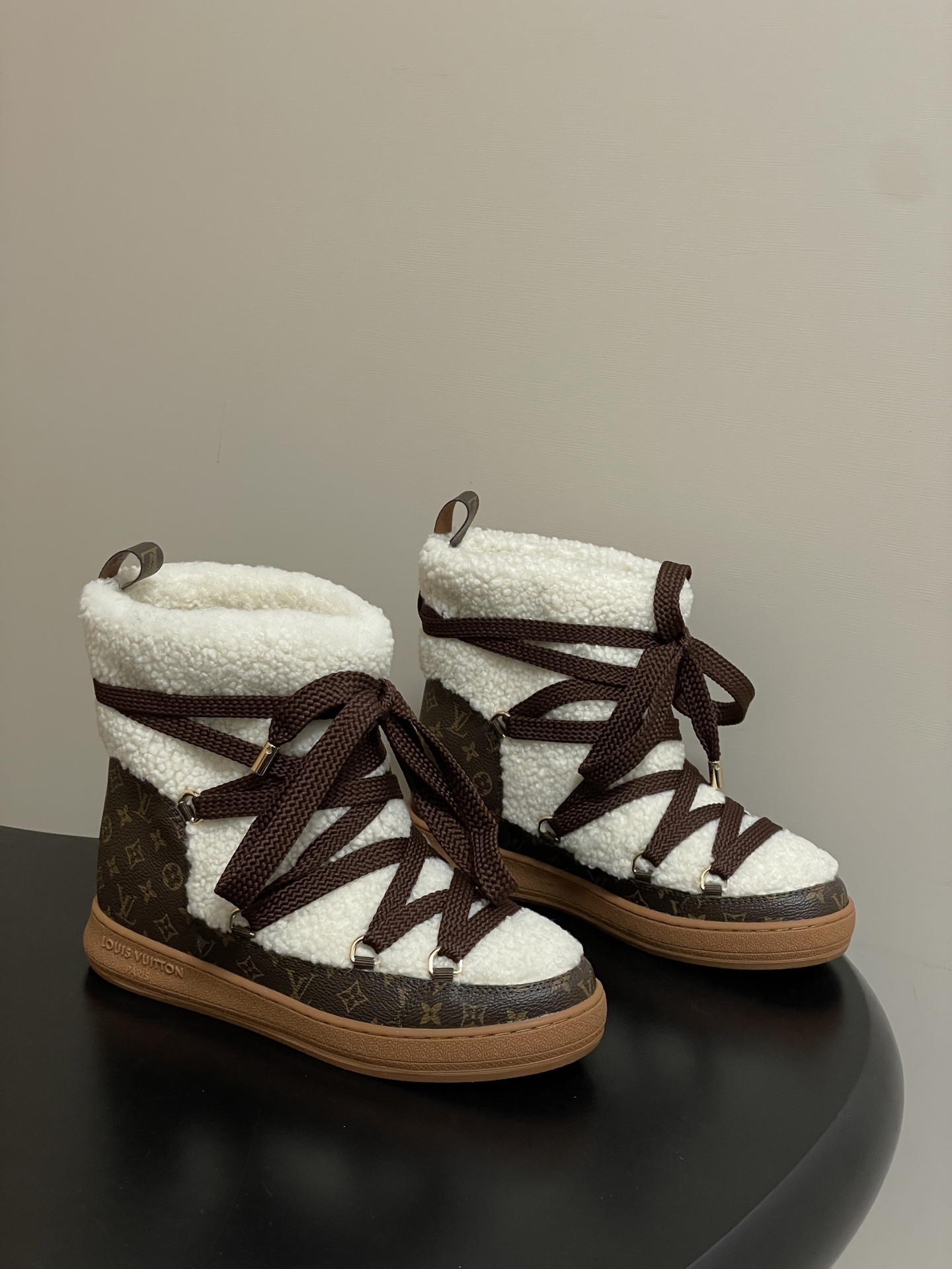 NO:628929,- 25Ss new autumn and winter Louis vuiteeon LV CLOUD lace-up high-top wool sneakers, classic old flower leather lace-up thick-soled snow boots, wool ankle boots, short boots, this style LV Cloud  The lace-up high-top sneakers are made of comfortable shearling and classic Monogram canvas to create a comfortable and eye-catching structure, adding a trendy member to the LVSki series, which can be seamlessly switched between snow sports and urban streets. The cross laces are decorated with glossy eyelets, and the rubber outsole expresses the Louis Vuitton logo. It can be seamlessly switched between winter holidays and urban life. Customized presbyopia leather/lamb wool on the upper, wool lining on the sole, original molded TPU rubber outsole  Size 35-39 (40.41 customized, non-returnable), snow boots, louis vuitton, louis vuitton, louis vuitton, boots, sneakers19860909- 25Ss秋冬新款Louis vuiteeon LV CLOUD 系带高帮羊毛运动鞋 经典老花皮系带厚底雪地靴羊毛及踝靴短靴 本款 LV Cloud 系带高帮运动鞋以舒适羊毛皮及经典Monogram帆布构筑舒暖瞩目构型,为LVSki系列再添潮流一员,可在雪道运动与城市街头间无缝切换.交叉鞋带点缀亮泽孔眼,橡胶外底抒写路易威登标识.可于冬日假期与都市生活间无缝切换. 鞋面定制老花皮/羊羔毛 内里垫脚羊毛 鞋底原版开模TPU橡胶大底 码数35-39（40.41定做不退换）,雪地靴,louis vuitton,louis vuitton,louis vuitton,boots,sneakers,Women's Shoes