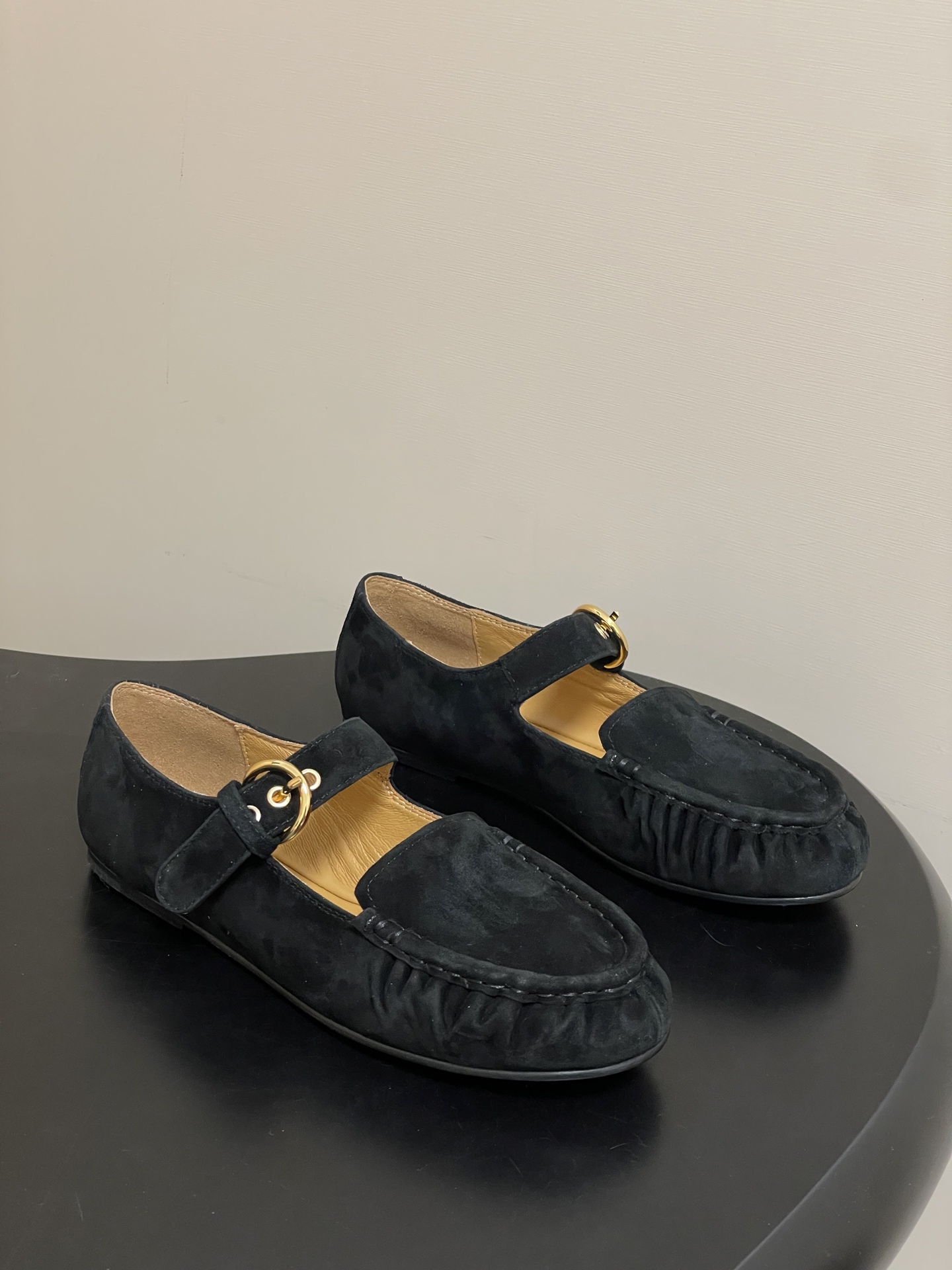 NO:630201,- THE ROW2026 new spring and summer TR simple one-word buckle round toe flat shoes suede suede Mary Jane shoes grandma shoes simple retro neutral style!  Very comfortable flat shoes, minimalist design concept, slim fit, easy to wear, good looks and practicality!  Delicate sheepskin upper, sheepskin lining, Italian injection molded leather outsole, size 35-39 (40.41 custom made, non-refundable), loafers, loafers, mary jane, flats, sheepskin, sheep, chamois leather, Leather soles19860909- THE ROW2026春夏新款 TR简易一字扣带圆头平底单鞋麂皮绒面玛丽珍鞋奶奶鞋 简易复古中性风！非常舒服的平底鞋,极简设计理念,版型显瘦好穿颜值与实用性并存！ 鞋面细腻羊猄皮 内里垫脚羊皮 鞋底意大利注塑真皮大底 码数35-39（40.41定做不退换）,乐福鞋,loafers,mary jane,flats,sheepskin,sheep,chamois leather,Leather soles,Women's Shoes