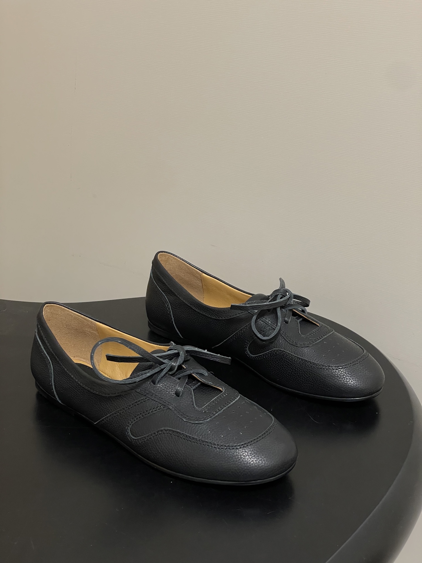 NO:630204,- THE ROW 26 new spring and summer TR lace-up flat-bottomed round-toe loafers, minimalist style ballet Mary Jane shoes. The upper design is sweet and majestic. It is good-looking and not monotonous. It has a retro sweet style and looks good with any combination!  It’s very flattering and the main shoe is also very, very soft. You can wear it regardless of your foot shape, whether you’re fat or thin. It’s easy to wear!  Upper pebbled cowhide, lining sheepskin, sole Italian injection molded leather outsole, size 35-39 (40.41 custom made, non-returnable), loafers, loafers, mary jane, cowhide, sheepskin, Leather soles19860909- THE ROW 26春夏新款 TR系带平底圆头乐福鞋极简风芭蕾舞玛丽珍鞋 鞋面设计甜美又显大气,好看也不单调带点复古甜美风随意搭配都好看！很包脚实在太好看了,主要鞋子也是非常非常柔软,不管胖瘦脚型都能穿它,好穿再好穿！ 鞋面荔枝纹牛皮 内里垫脚羊皮 鞋底意大利注塑真皮大底 码数35-39（40.41定做不退换）,乐福鞋,loafers,mary jane,cowhide,sheepskin,Leather soles,Women's Shoes