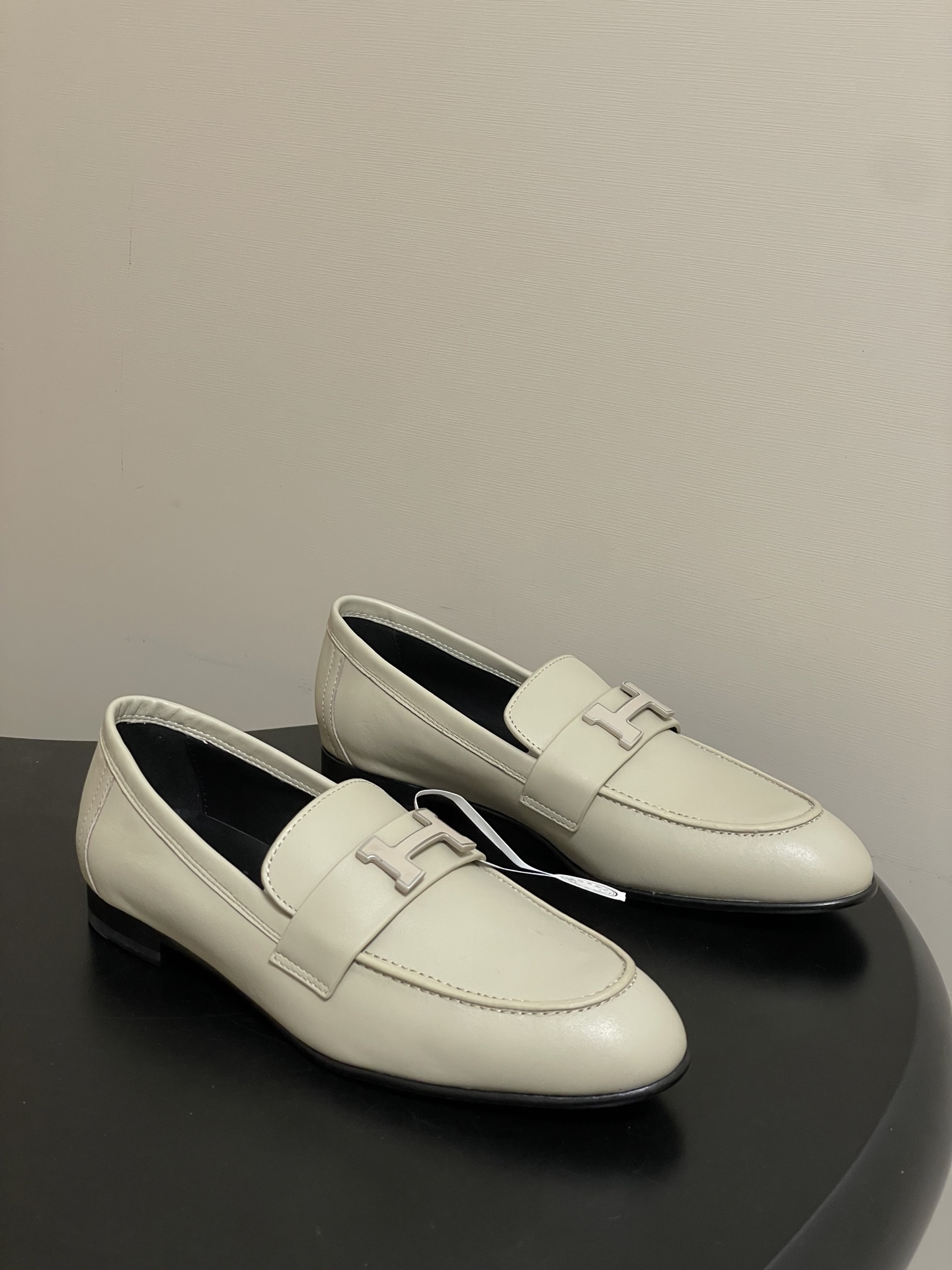NO:630183,-Top quality (with high-end airplane box) Hermes H Paris loafers classic series H letter metal buckle loafers slip-on shoes Calfskin loafers, decorated with iconic 'H' details. Create a fashionable look. Customized calfskin upper, sheepskin lining, Italian grade A leather outsole (injection molded forefoot)  Size 35-39 (40.41.42 customized, non-returnable), loafers, hermes, hermes, loafers, cowhide, sheepskin, Leather soles19860909-顶级品质（配高档飞机盒） Hermes 爱马仕 H家 Paris乐福鞋经典款系列 H字母金属扣乐福鞋一脚蹬单鞋 小牛皮乐福鞋,饰有标志性“H”细节.打造时尚造型. 鞋面定制小牛皮 内里垫脚羊皮 鞋底意大利A级真皮大底（注塑前掌） 码数35-39（40.41.42定做不退换）,乐福鞋,hermes,hermes,loafers,cowhide,sheepskin,Leather soles,Women's Shoes