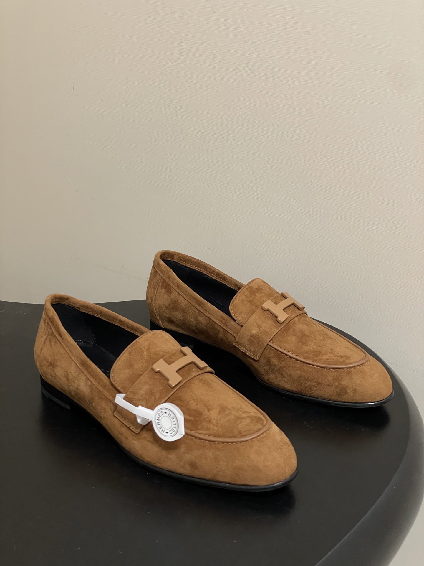 NO:630186,-Top quality (with high-end airplane box) Hermes H Paris loafers classic series H letter metal buckle loafers suede slip-on shoes Calfskin loafers, decorated with iconic 'H' details. Create a fashionable look. The upper is customized with delicate sheepskin, the lining is sheepskin, and the sole is Italian grade A leather outsole (injection molded forefoot)  Size 35-39 (40.41.42 customized, non-returnable), loafers, hermes, hermes, loafers, cowhide, sheepskin, sheep, chamois leather, Leather soles19860909-顶级品质（配高档飞机盒） Hermes 爱马仕 H家 Paris乐福鞋经典款系列 H字母金属扣乐福鞋麂皮绒面一脚蹬单鞋 小牛皮乐福鞋,饰有标志性“H”细节.打造时尚造型. 鞋面定制细腻羊猄皮 内里垫脚羊皮 鞋底意大利A级真皮大底（注塑前掌） 码数35-39（40.41.42定做不退换）,乐福鞋,hermes,hermes,loafers,cowhide,sheepskin,sheep,chamois leather,Leather soles,Women's Shoes