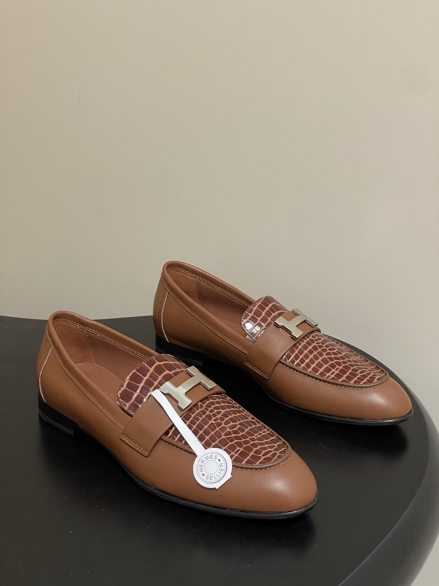 NO:630195,-顶级品质（配高档飞机盒） Hermes 爱马仕 H家 Paris乐福鞋经典款系列 H字母金属扣乐福鞋一脚蹬单鞋 石头纹色系 小牛皮乐福鞋,饰有标志性“H”细节.打造时尚造型. 鞋面定制小牛皮 内里垫脚羊皮 鞋底意大利A级真皮大底（注塑前掌）  Size 35-39 (40.41.42 customized, non-returnable), loafers, hermes, hermes, loafers, cowhide, sheepskin, Leather soles19860909-顶级品质（配高档飞机盒） Hermes 爱马仕 H家 Paris乐福鞋经典款系列 H字母金属扣乐福鞋一脚蹬单鞋 石头纹色系 小牛皮乐福鞋,饰有标志性“H”细节.打造时尚造型. 鞋面定制小牛皮 内里垫脚羊皮 鞋底意大利A级真皮大底（注塑前掌） 码数35-39（40.41.42定做不退换）,乐福鞋,hermes,hermes,loafers,cowhide,sheepskin,Leather soles,Women's Shoes