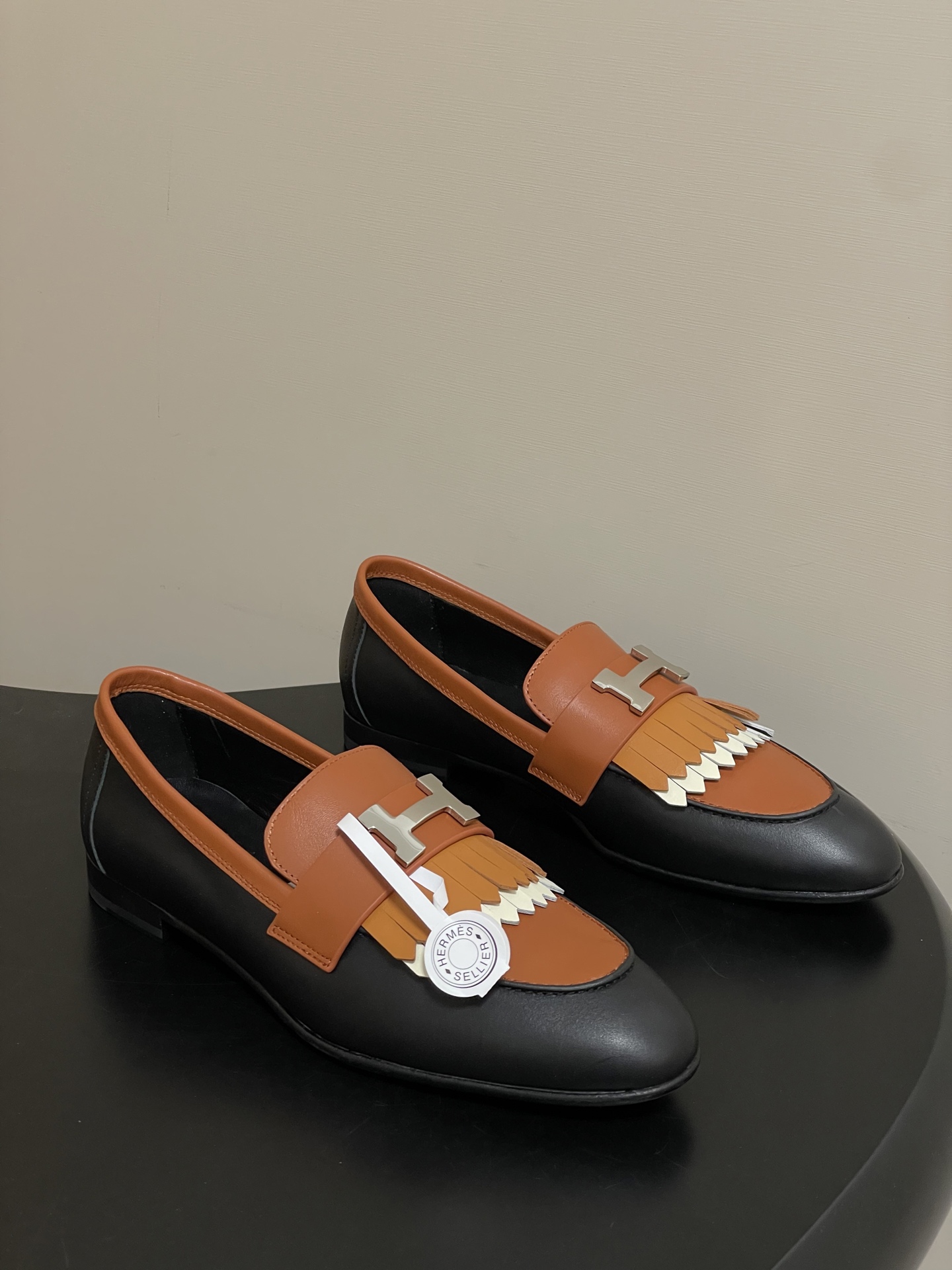 NO:630189,-Top quality (with high-end airplane box) Hermes H Royal loafers classic series H letter metal buckle tassel loafers Calfskin loafers, decorated with tassels and light gold iconic 'H' details. Create a fashionable look. Customized calfskin upper, sheepskin lining, Italian grade A leather outsole (injection molded forefoot)  Size 35-39 (40.41.42 customized, non-returnable), loafers, hermes, hermes, loafers, cowhide, sheepskin, Leather soles19860909-顶级品质（配高档飞机盒） Hermes 爱马仕 H家 Royal乐福鞋经典款系列 H字母金属扣流苏乐福鞋 小牛皮乐福鞋,饰有流苏和浅金色标志性“H”细节.打造时尚造型. 鞋面定制小牛皮 内里垫脚羊皮 鞋底意大利A级真皮大底（注塑前掌） 码数35-39（40.41.42定做不退换）,乐福鞋,hermes,hermes,loafers,cowhide,sheepskin,Leather soles,Women's Shoes